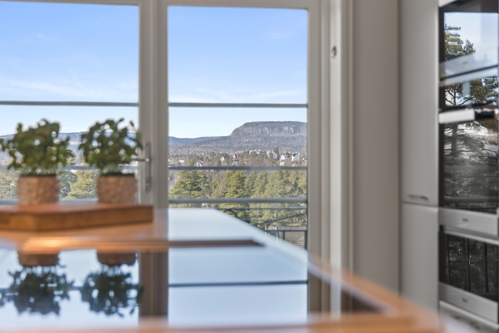 Du kan nyte den fantastiske utsikten mot Kolsås fra kjøkkenvinduet Galleribilde