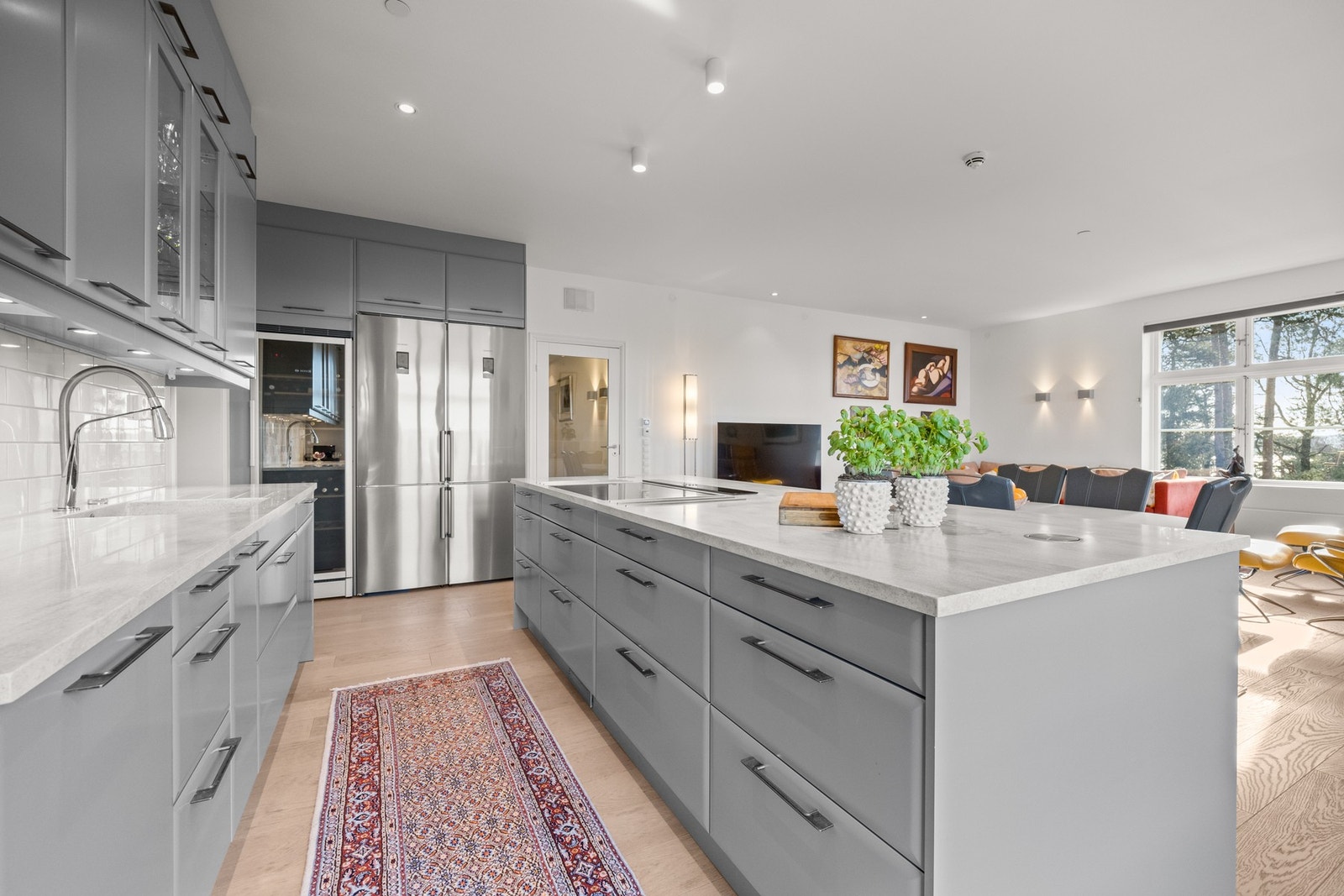 Integrert stekeovn, platetopp, oppvaskmaskin og kjøleskap med fryser Galleribilde