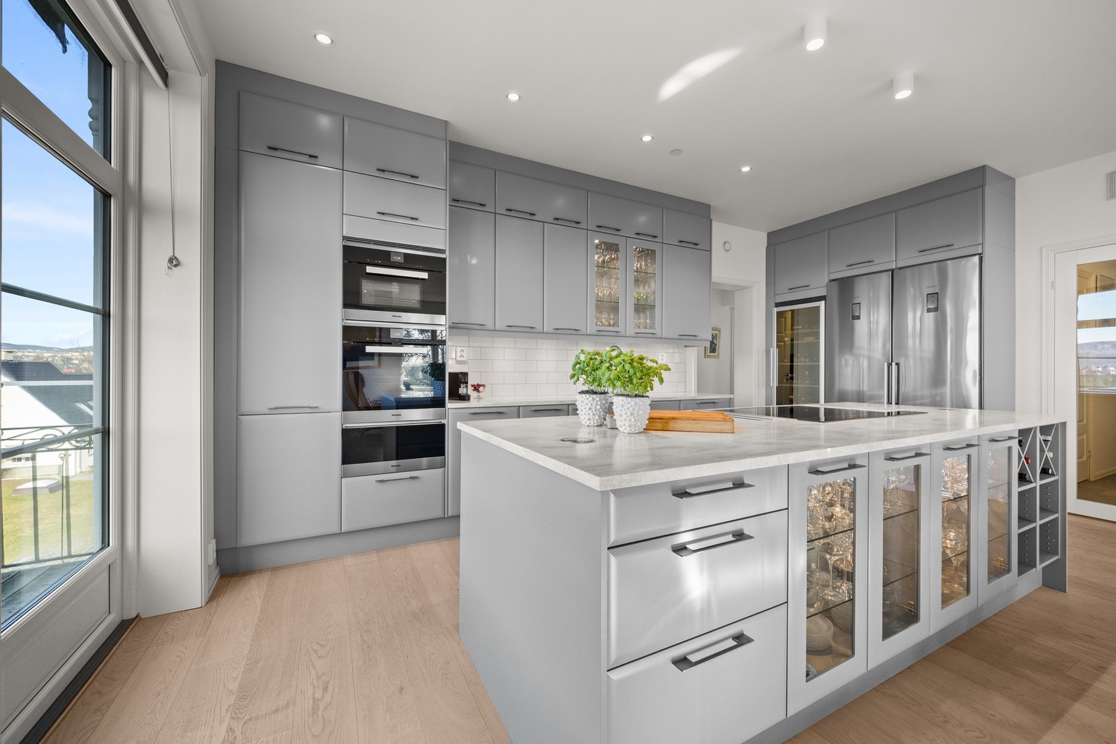 Delikat kjøkken fra 2017 med benkeplate i stein Galleribilde