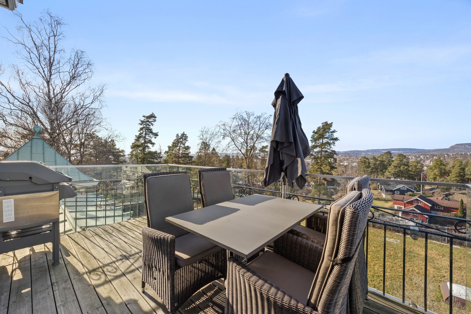 Stor og solrik balkong Galleribilde