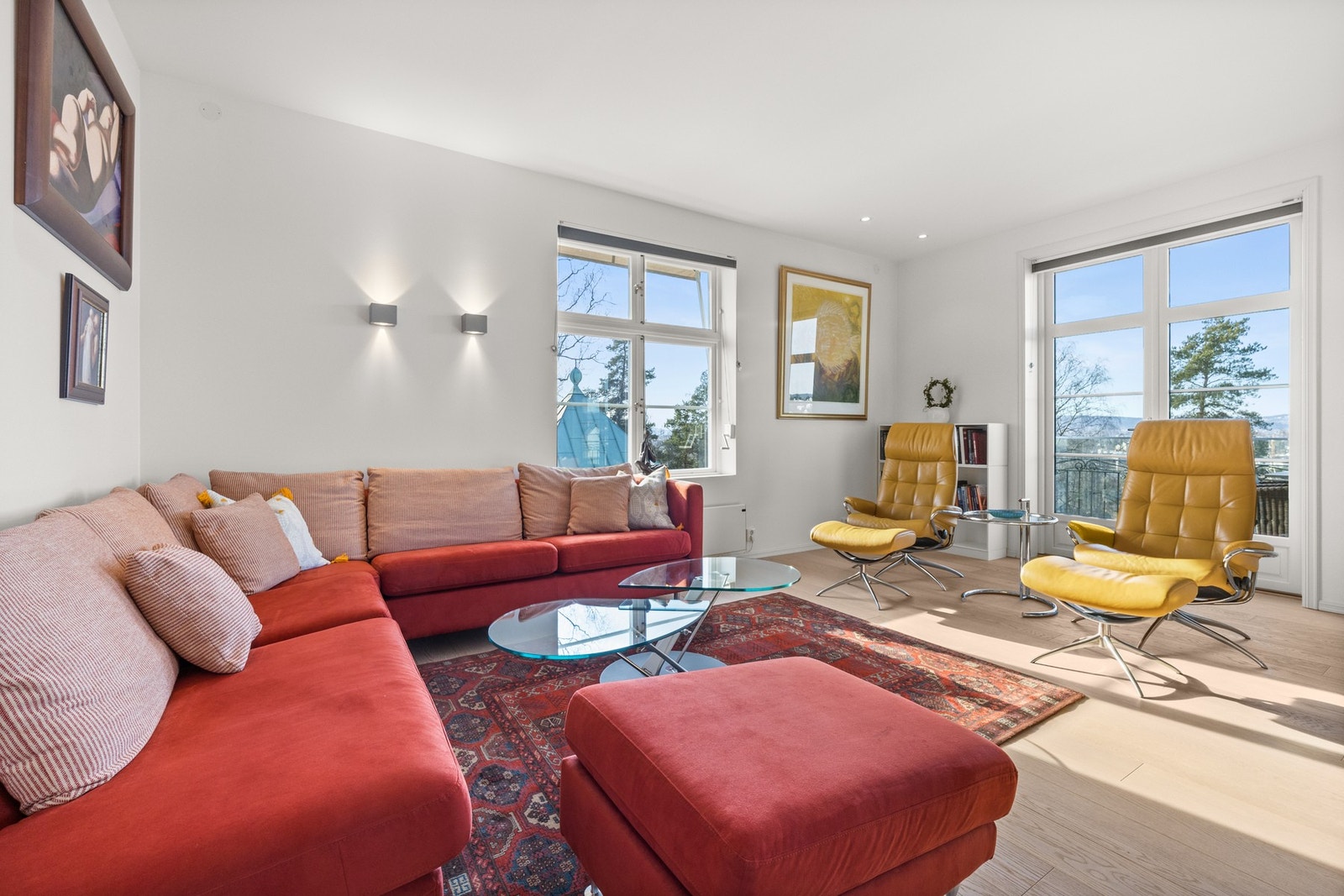 Det kommer inn godt med lys fra de store vindusflatene Galleribilde