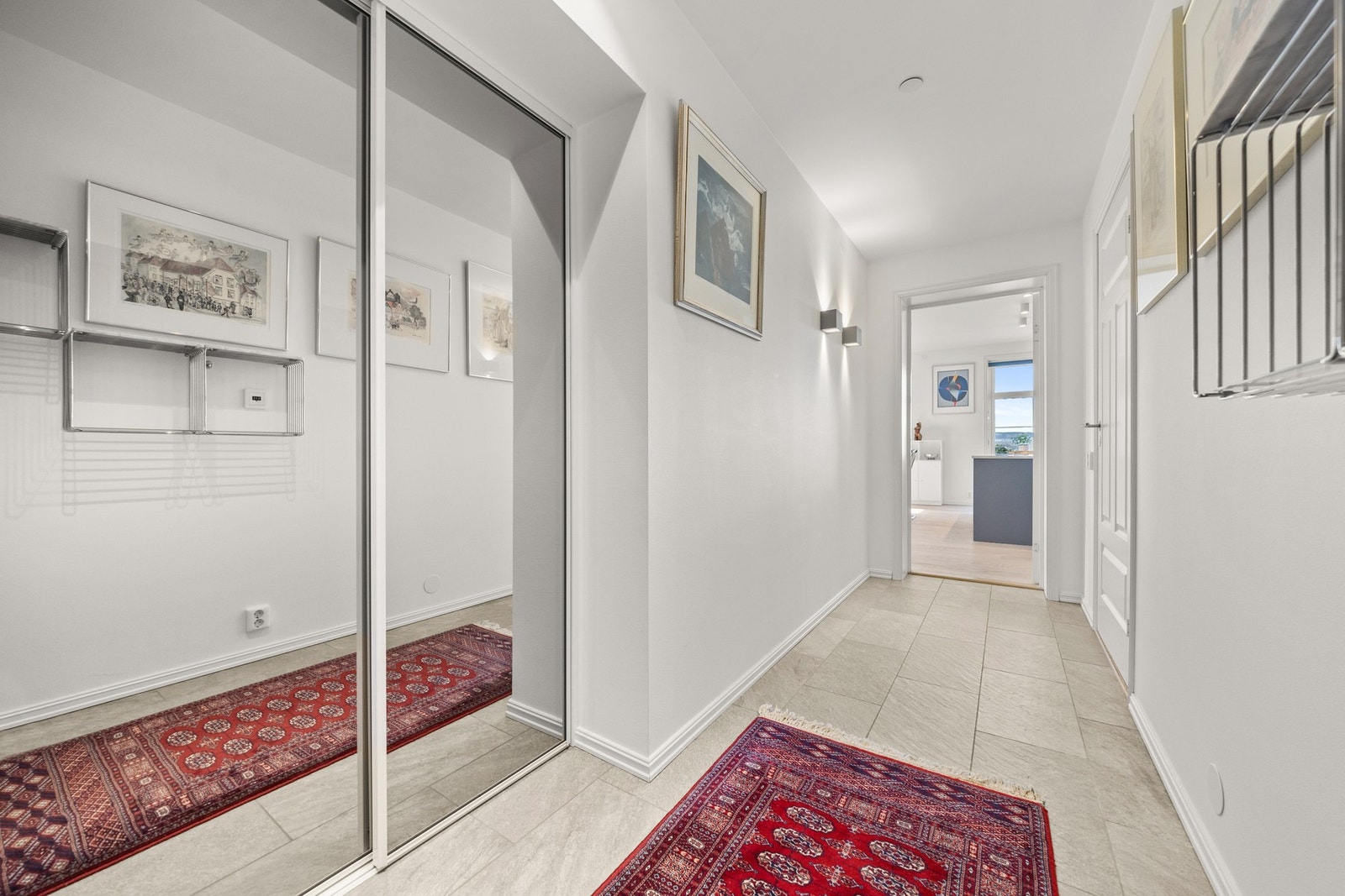 I gangen er det en romslig skyvedørsgarderobe Galleribilde