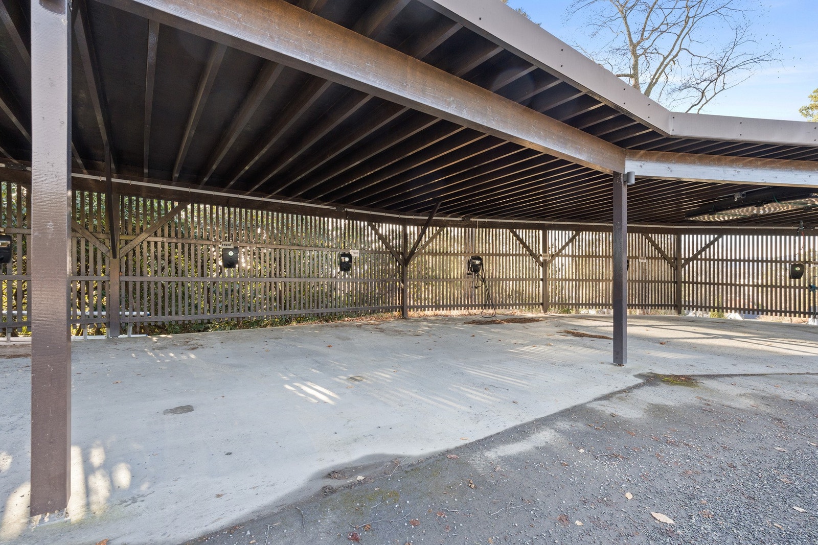 Det medfølger parkeringsplass i carport med montert elbil lader Galleribilde