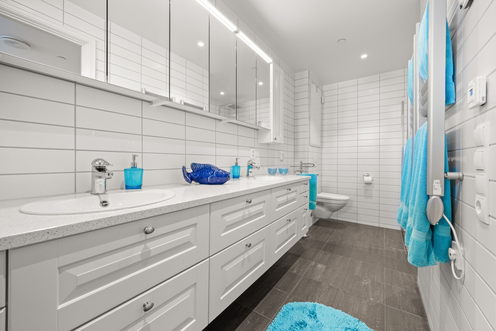 Det første badet har adkomst via hovedsoverommet Galleribilde