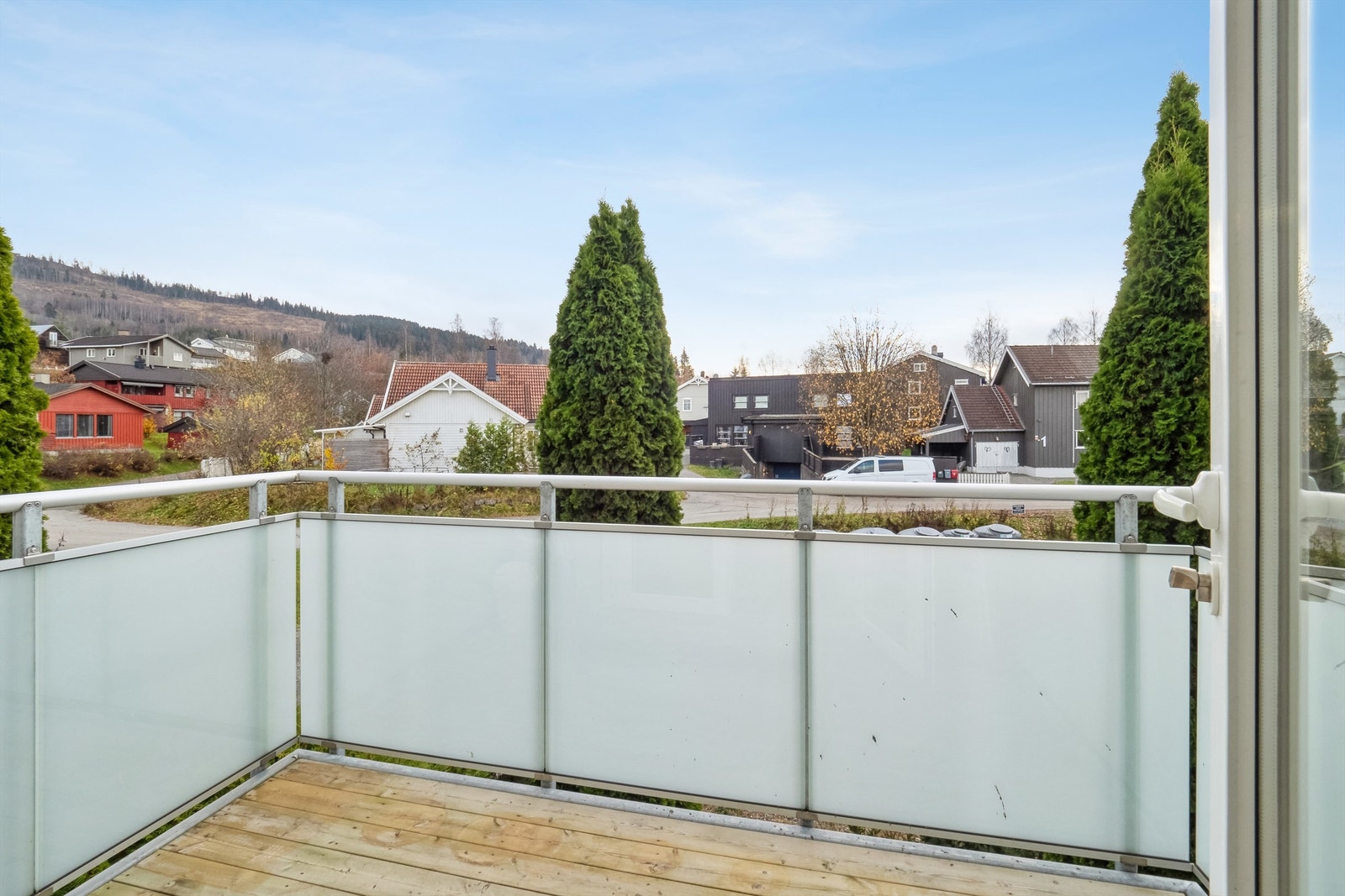 Solrik balkong med rekkverk i frostet glass og metall Galleribilde