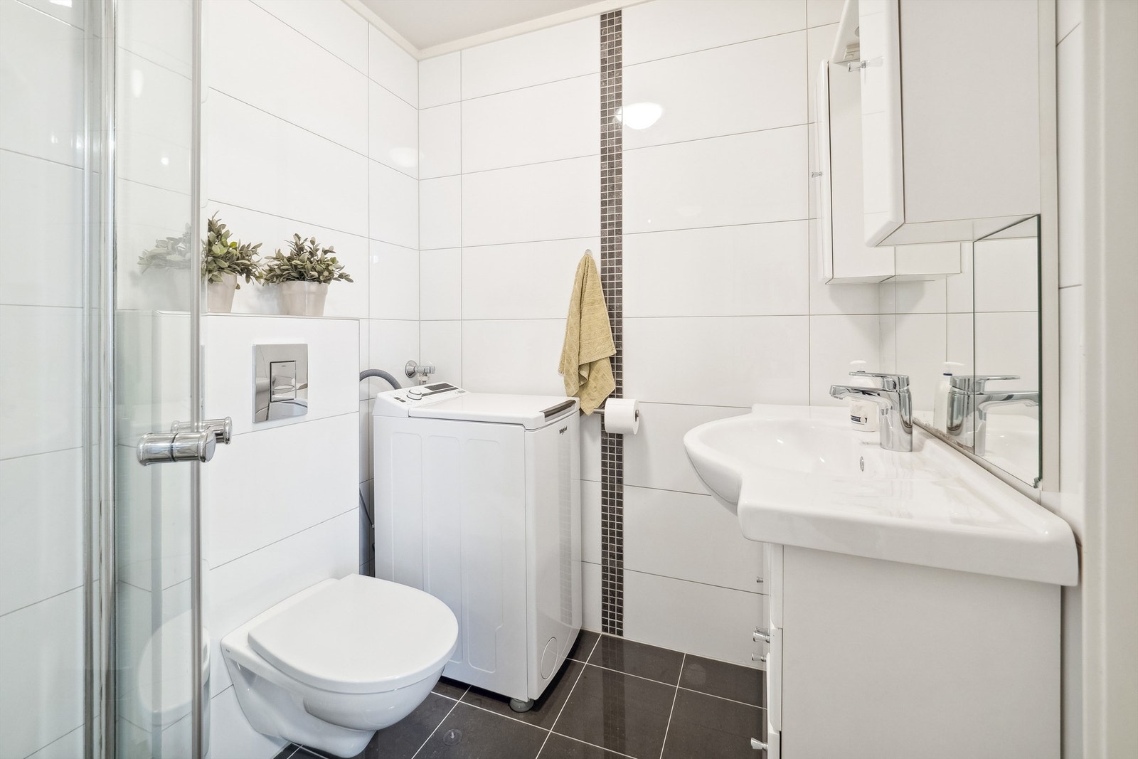 Flislagt bad med opplegg for vaskemaskin Galleribilde