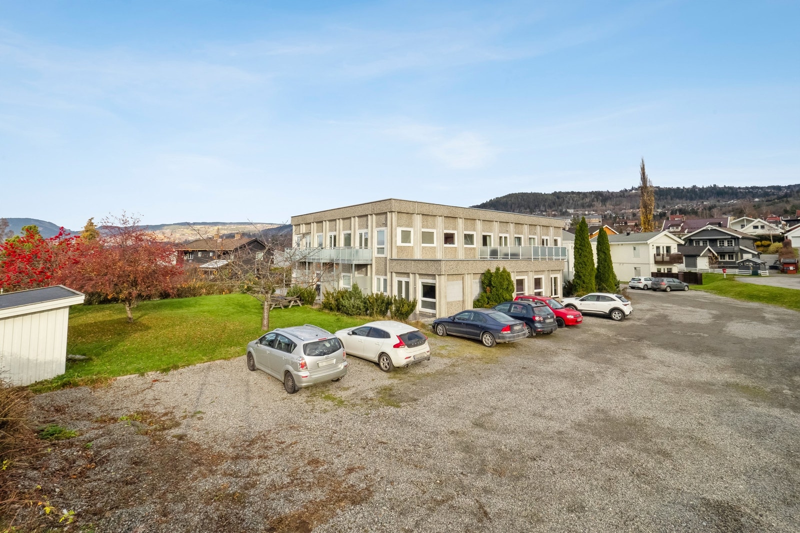 Fellesareal med grøntområde og utendørs parkeringsplass Galleribilde