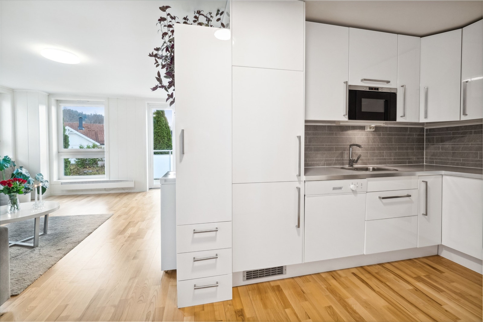 Kjøkkeninnredning med integrerte hvitevarer Galleribilde