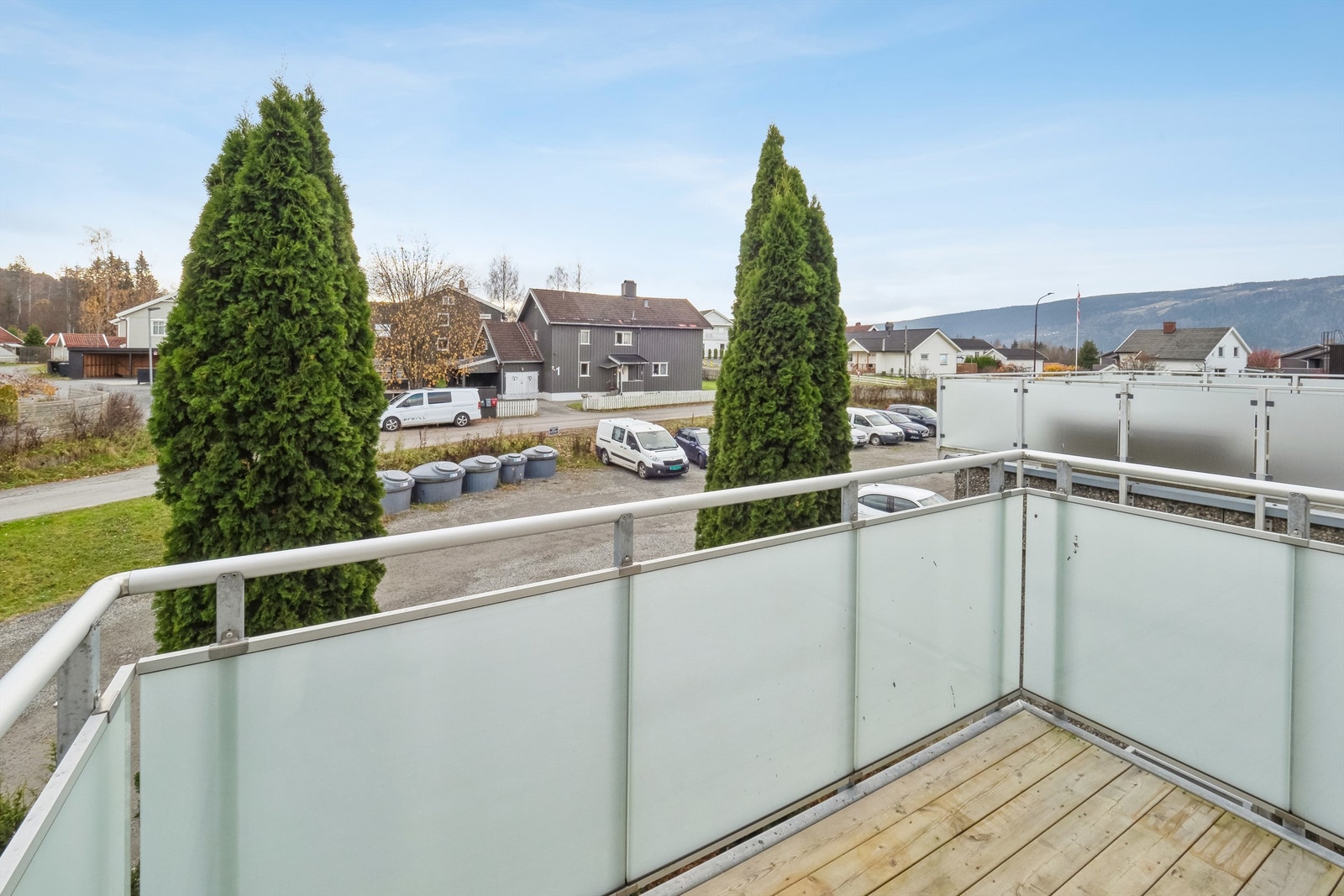 Utsikt mot sør til nærområde og skogkledde berg Galleribilde