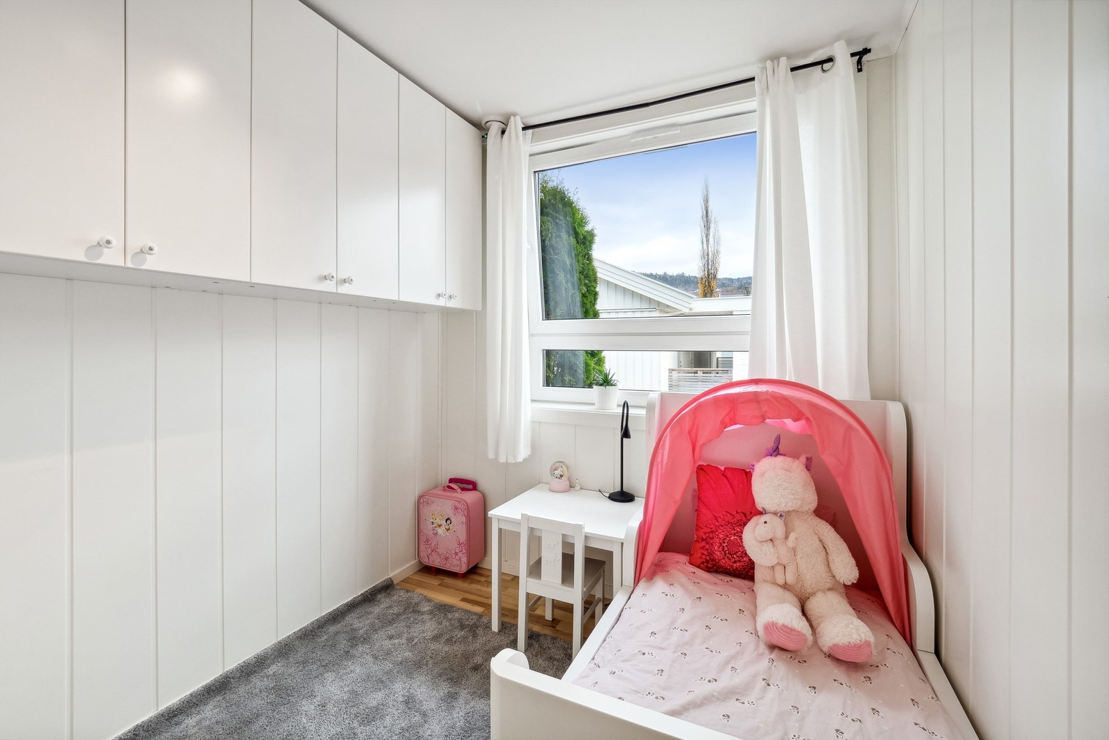 Soverom 2 har smart skapløsning som bevarer gulvplassen Galleribilde