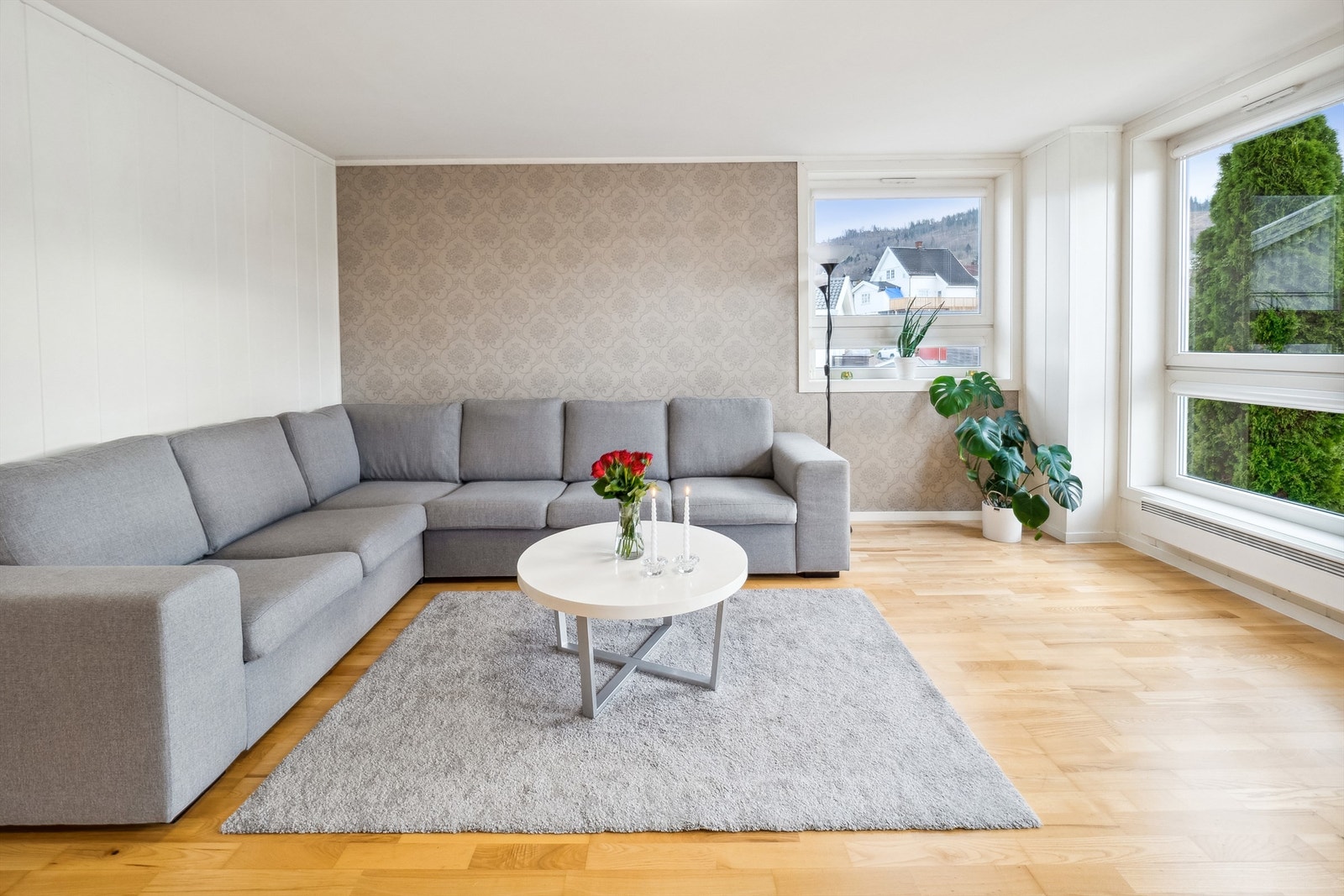 Lunt og trivelig med tapet og parkettgulv Galleribilde