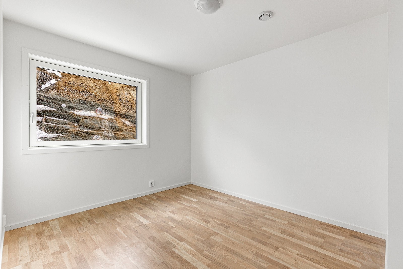 Alle soverommene har parkett, lysmalte vegger og listefrie himlinger. Dette rommet er ca. 10 kvm og ligger i 3. etasje. Galleribilde