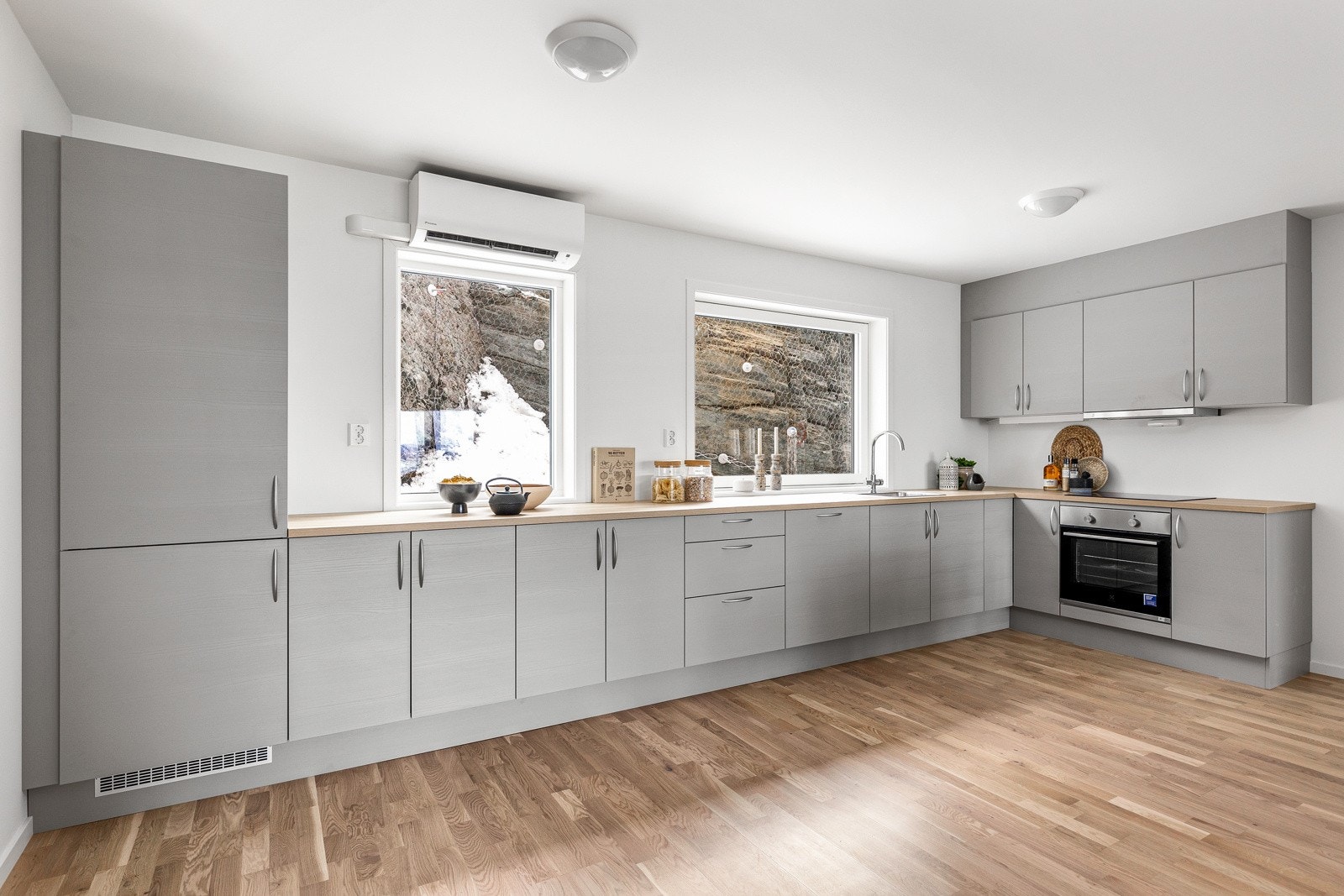 Ny og moderne kjøkkeninnredning fra Aubo med integrerte hvitevarer. Galleribilde