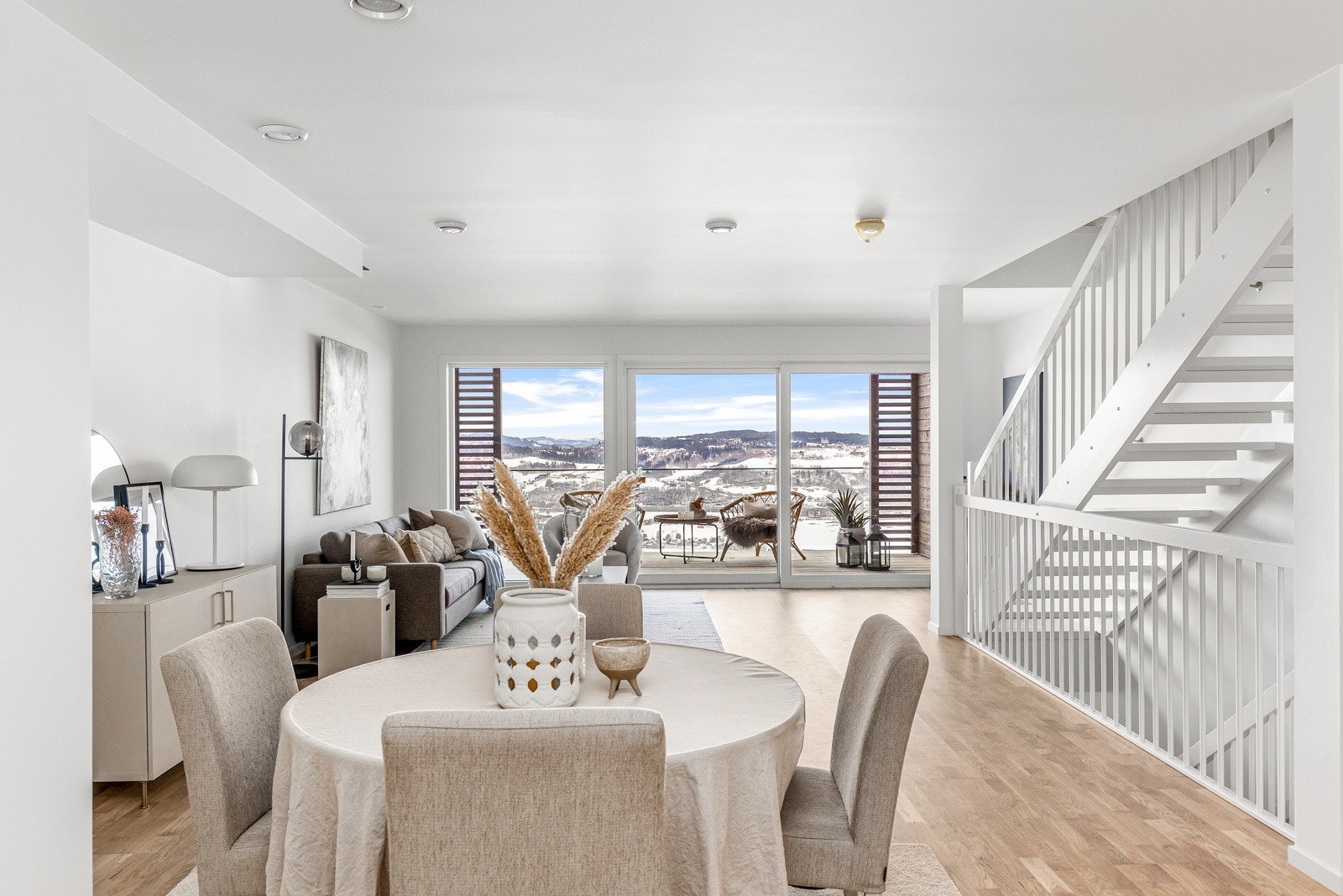 Denne boligen byr på moderne standard, med blant annet åpen stue- og kjøkkenløsning, 2 bad pluss gjestetoalett, 4 soverom, integrert garasje og en flott takterrasse med bod. Galleribilde