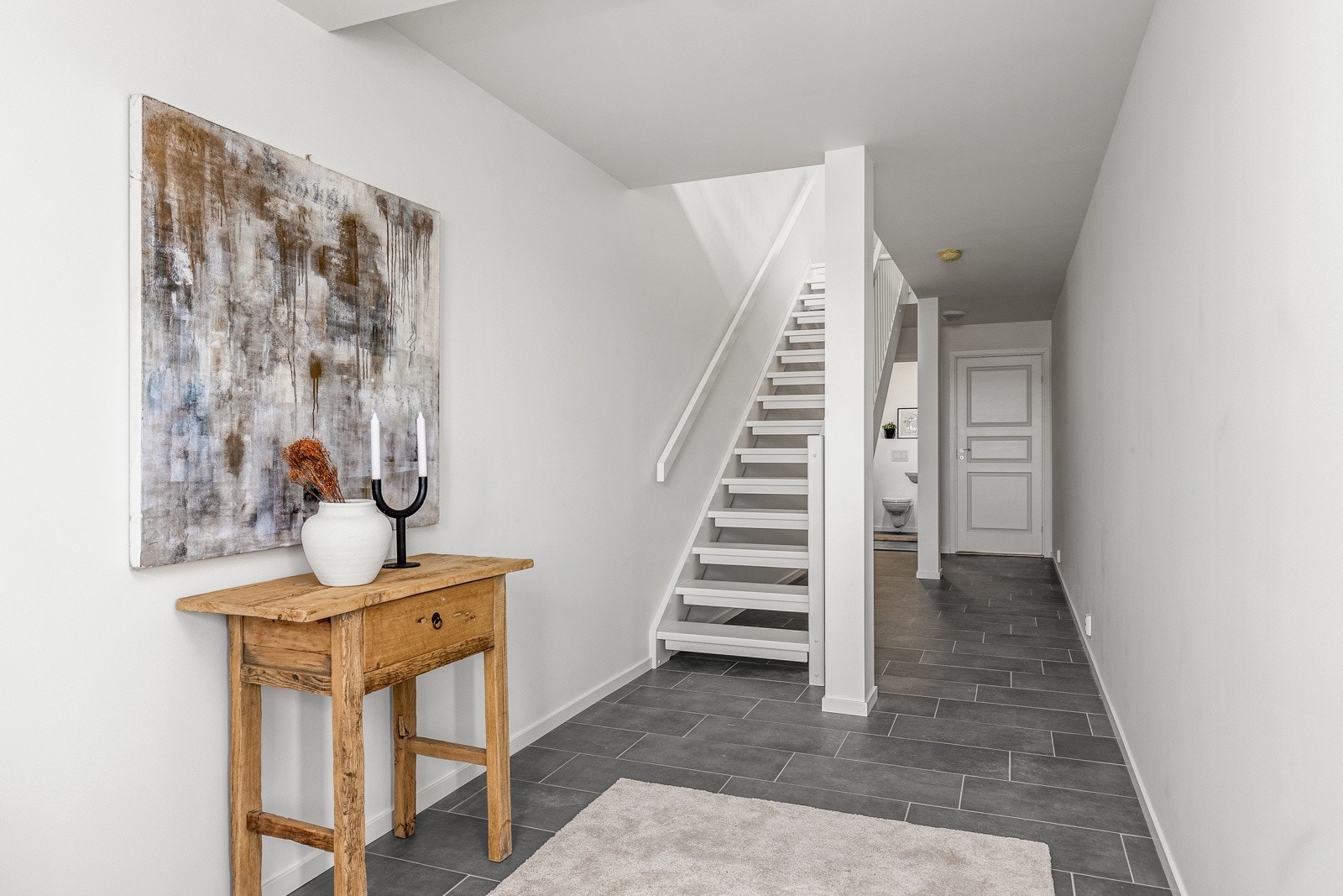 Hallen i 1.etasje er ca. 22 kvm stor og har god plass til garderobeløsning. Galleribilde