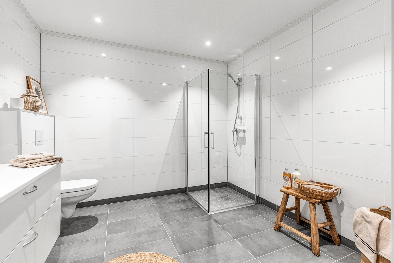 Det andre badet måler 8 kvm og har flislagt gulv med varme, vegghengt servantinnredning, vegghengt toalett og ovenpåliggende servant med armatur. Galleribilde