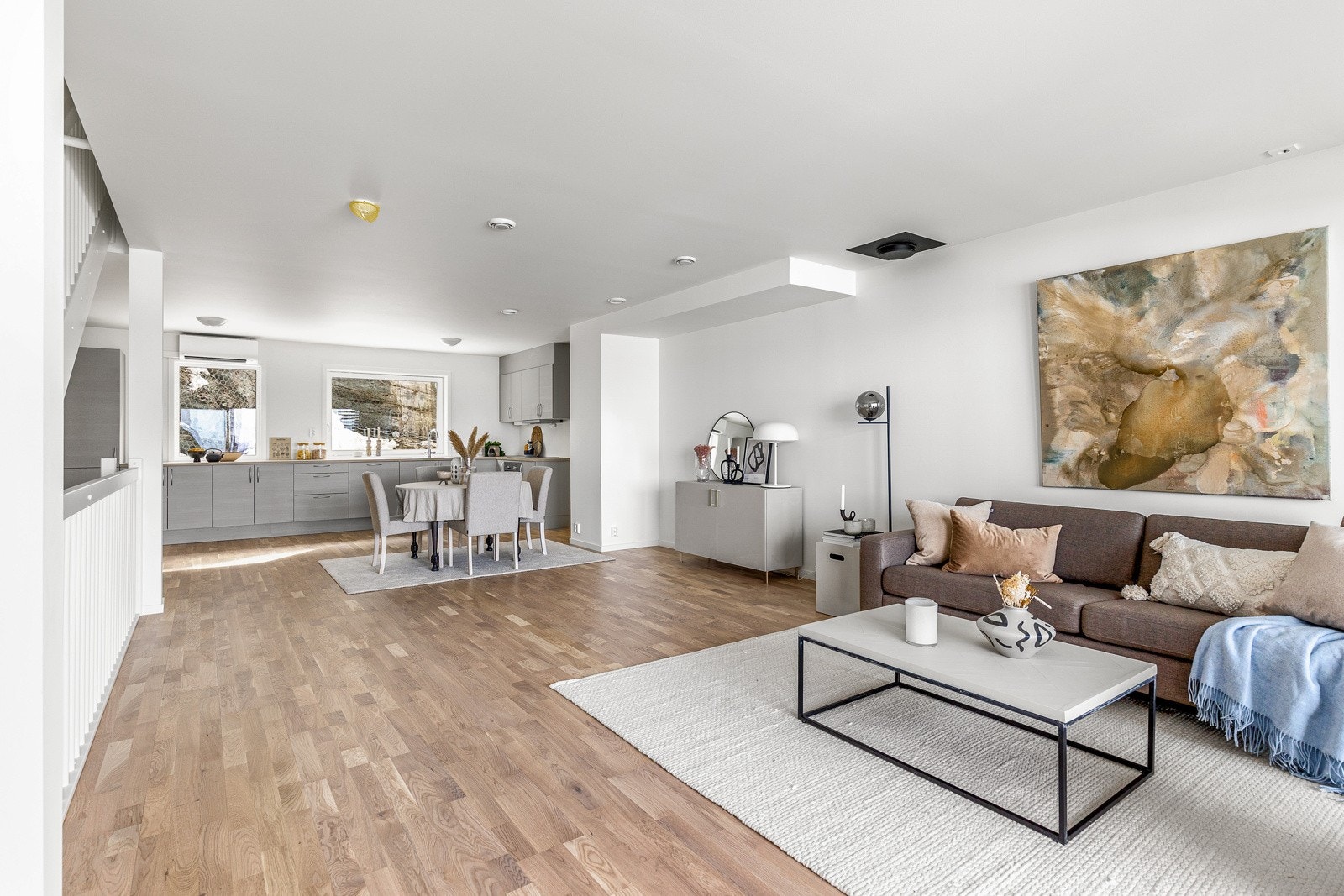 Boligen har en åpen stue/kjøkkenløsning og har god plass til både spisestue og sittegruppe. Galleribilde