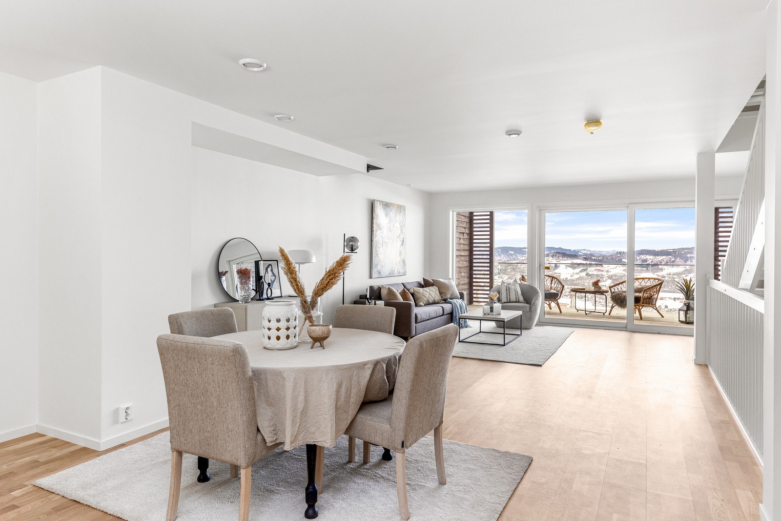 Stue og kjøkken er gjennomgående i andre etasje, med et totalt areal på 55 kvm. Galleribilde