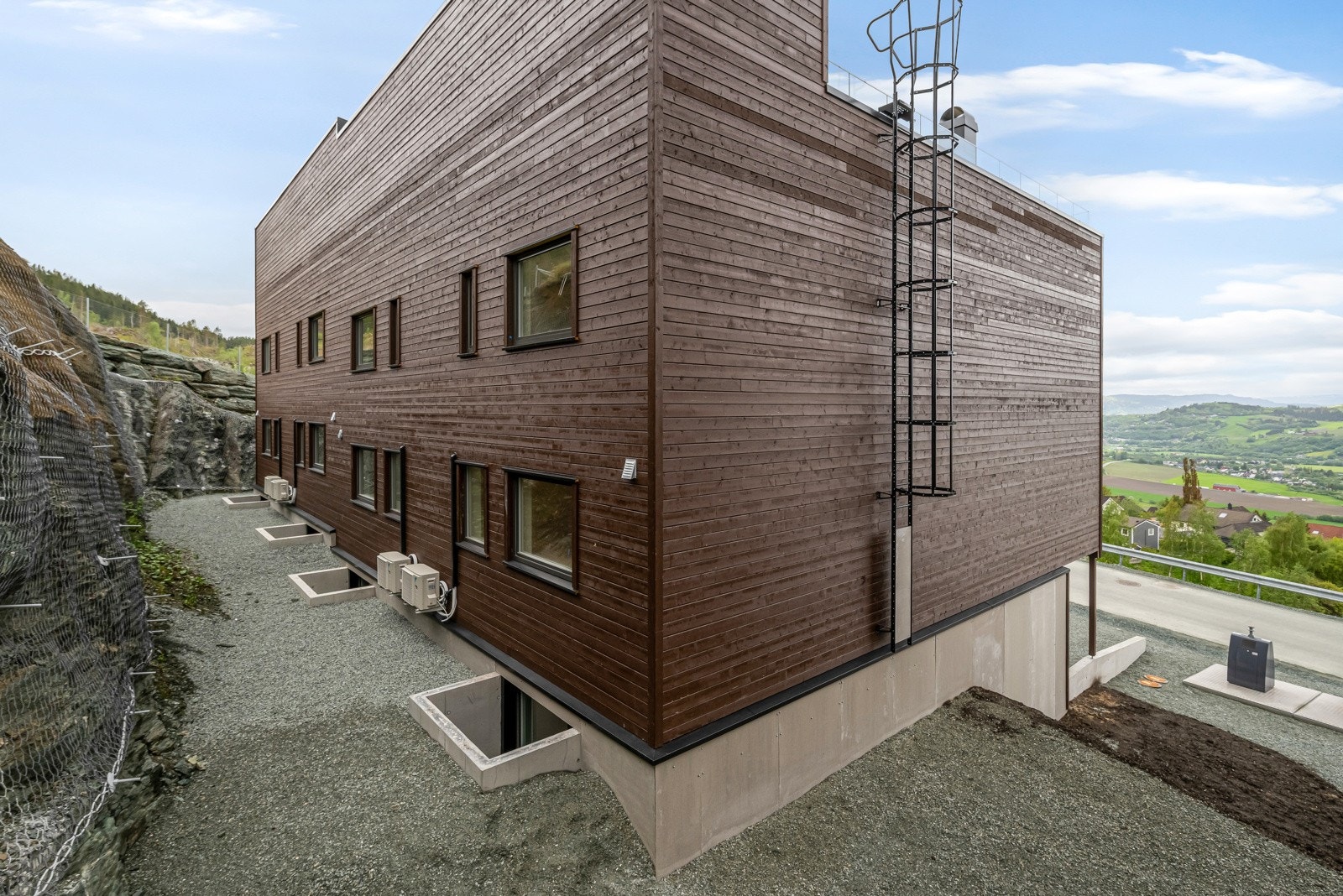 Med gangavstand til skole, barnehage og flotte turmuligheter, samt kort vei til Melhus sentrum og gode kollektivtilbud, er dette en perfekt bolig for både familier og par. Galleribilde