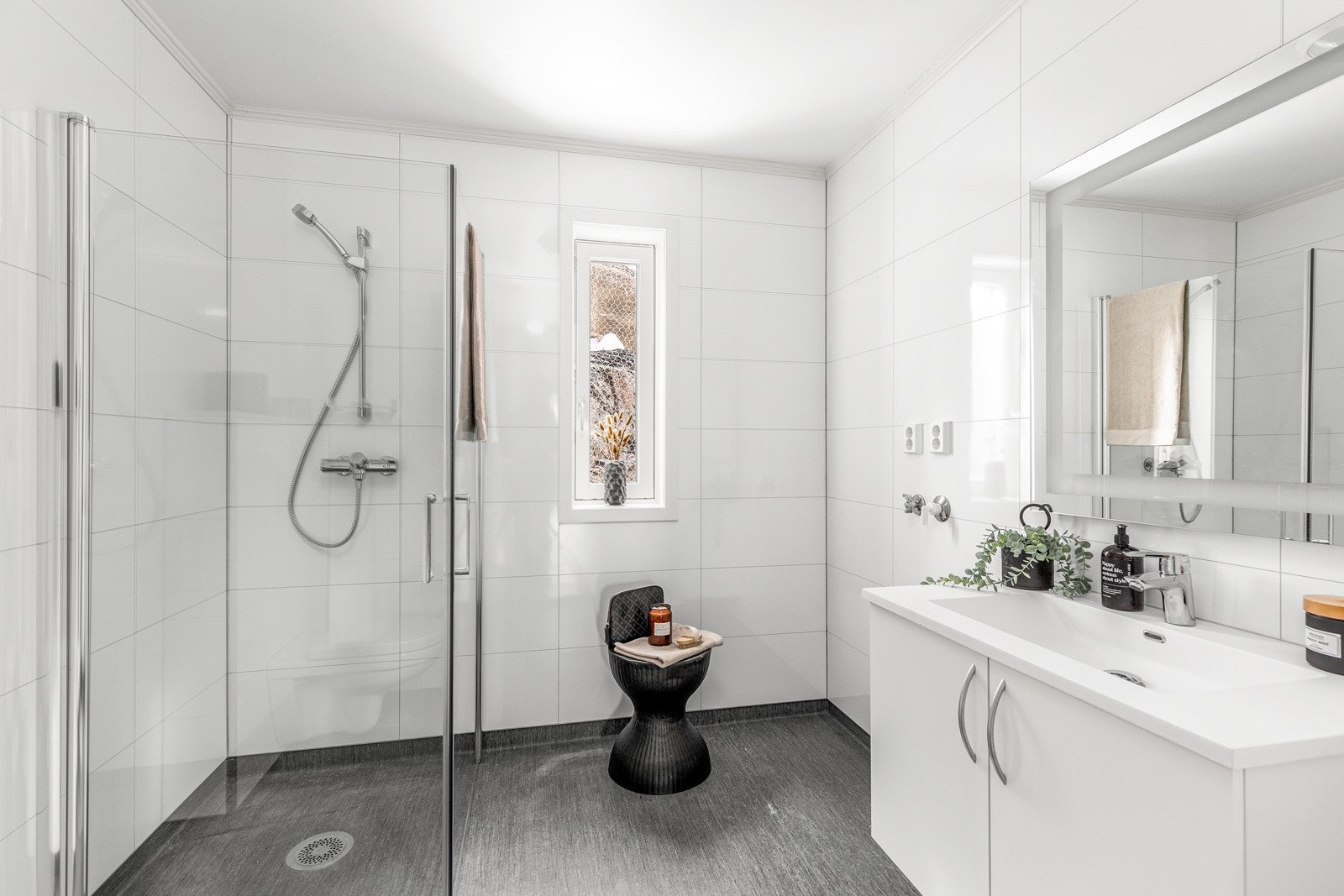 Det ene badet måler 5 kvm og har flislagte vegger, samt opplegg for vaskemaskin. Galleribilde