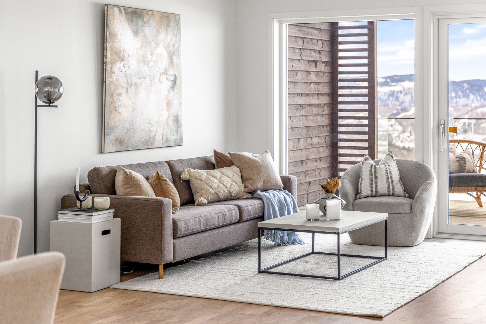 Fra stuen er det utgang til en balkong på ca. 15 kvm, med nydelig utsikt over nærområdet. Galleribilde