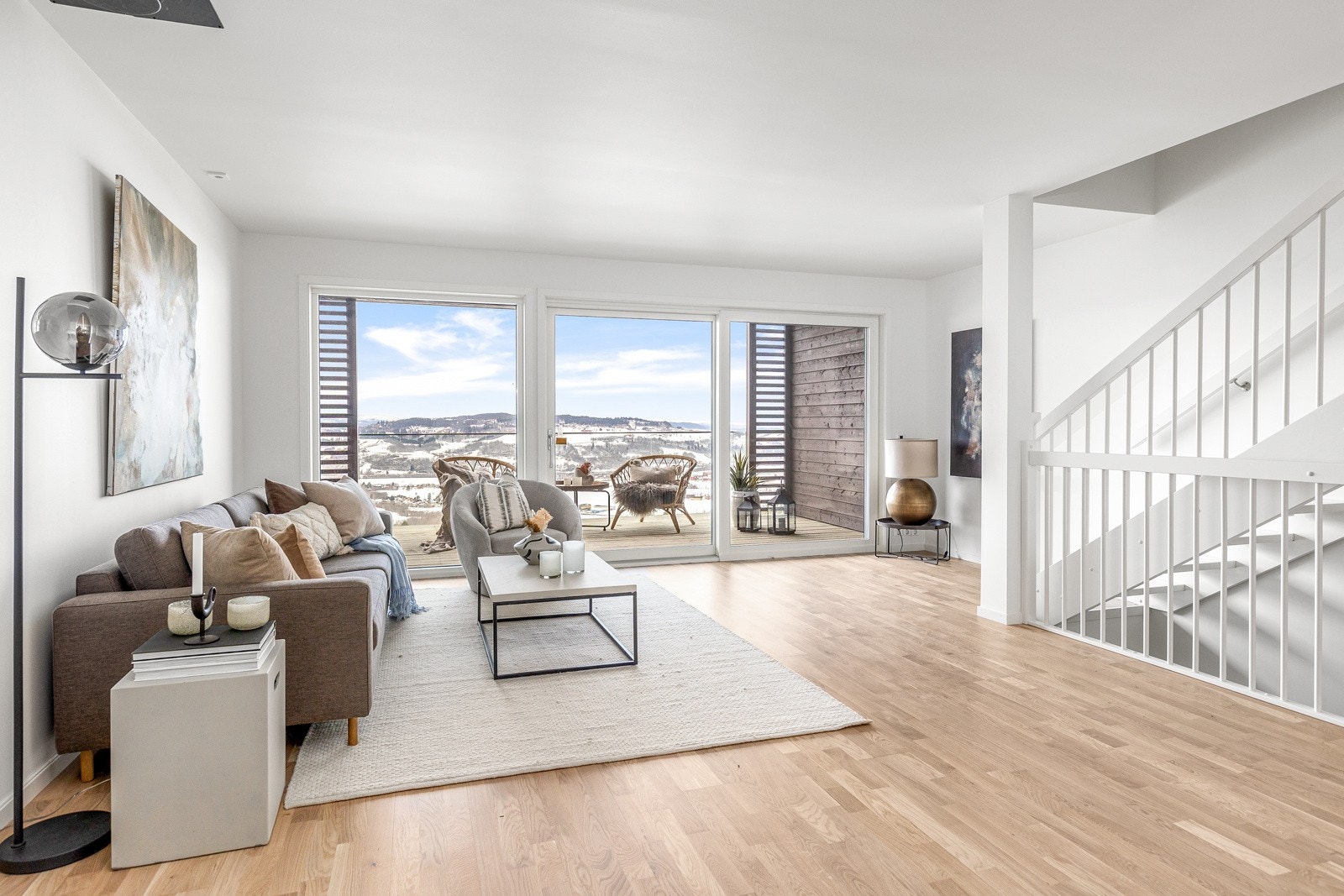 Store vinduer og rekkverk i glass på balkongen, sørger for at utsikten kan nytes innenfra, selv om man sitter i sofaen. Boligen er utstyrt med varmepumpe og balansert ventilasjon, som sørger for et godt inneklima. Galleribilde