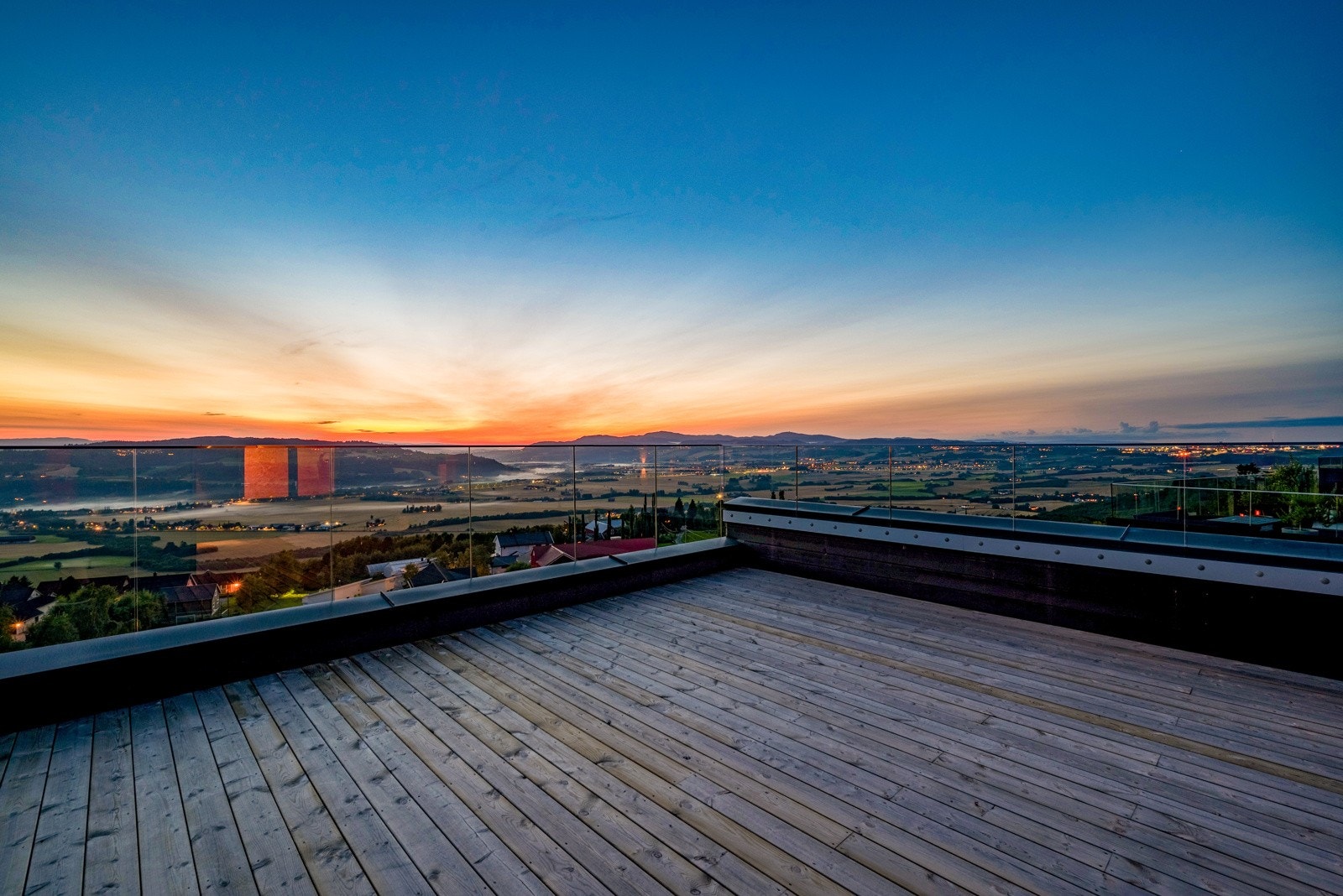 Takterrassen byr på fantastisk utsikt som blant annet strekker seg til Øysand og Gaulosen. Galleribilde