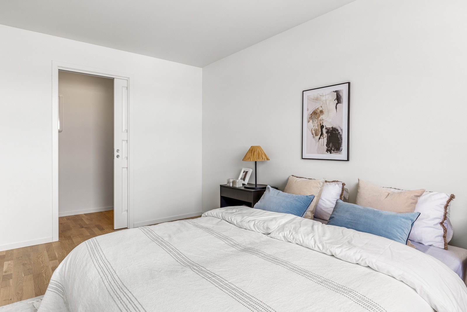 Hovedsoverommet er utstyrt med walk-in garderobe på 3,5 kvm. Galleribilde