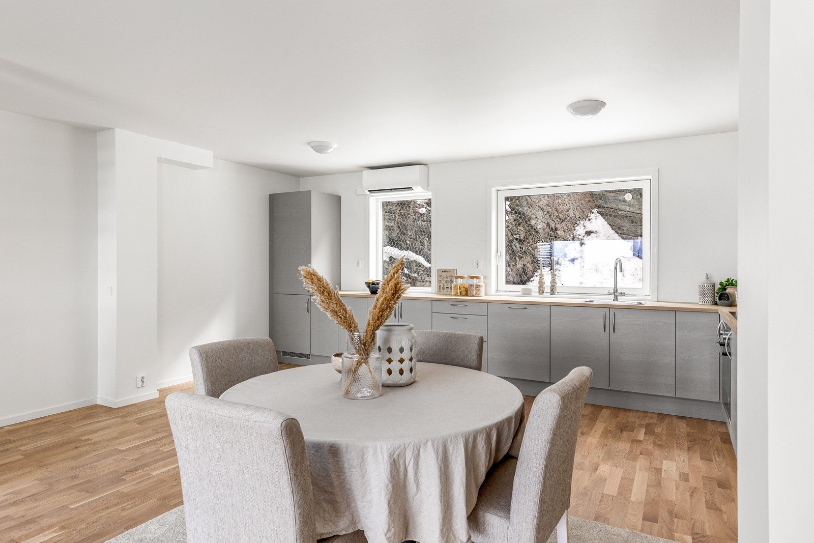 God plass til spisegruppe ved kjøkken, som gjør matlagingen sosial og innbyr til sosiale kvelder. Galleribilde