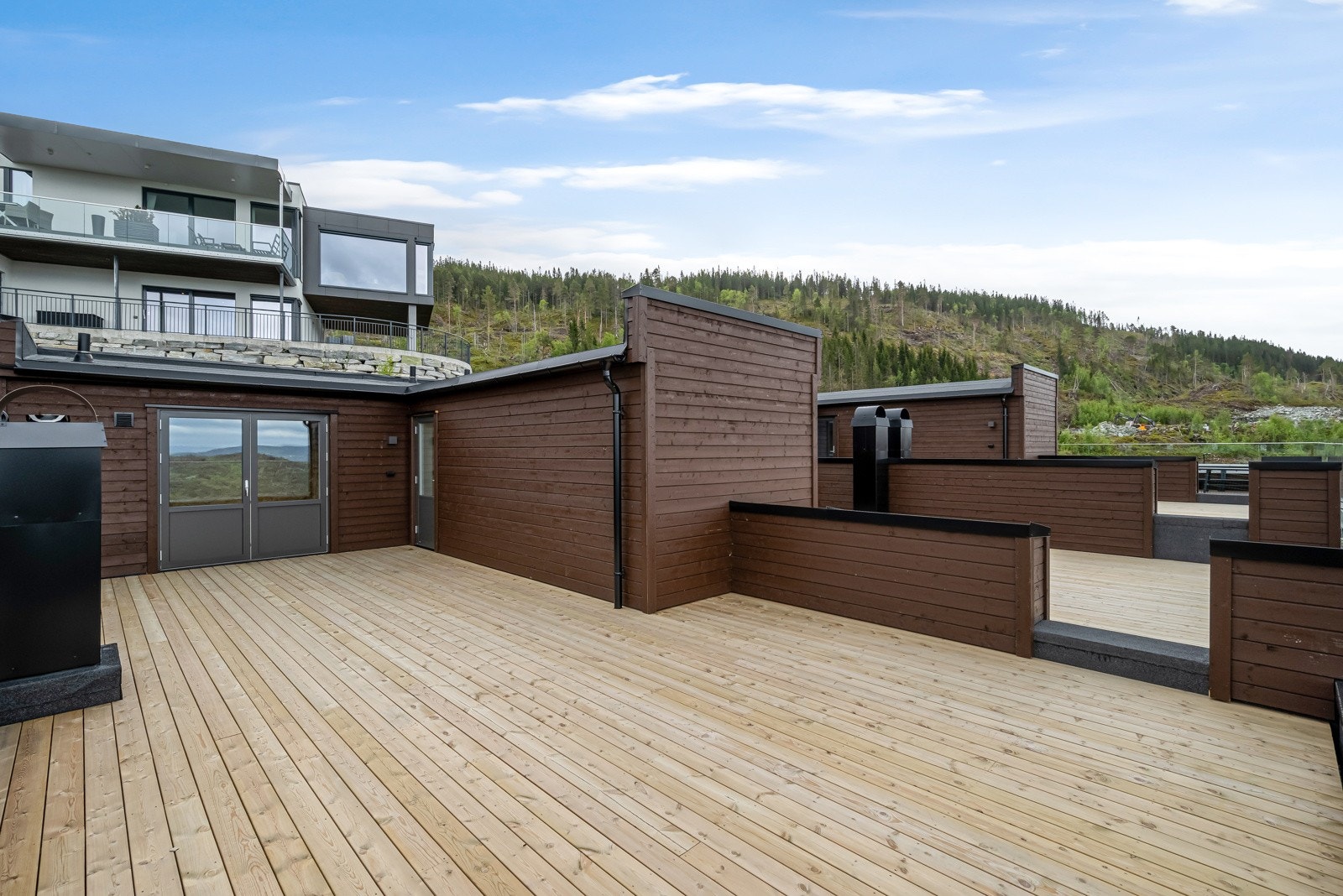 I tilknytning til takterrassen finner du en praktisk bod til lagring, evt. som kan innredes som en vinterhage. Her kan man sitte relativt usjenert og nyte finværsdager. Galleribilde