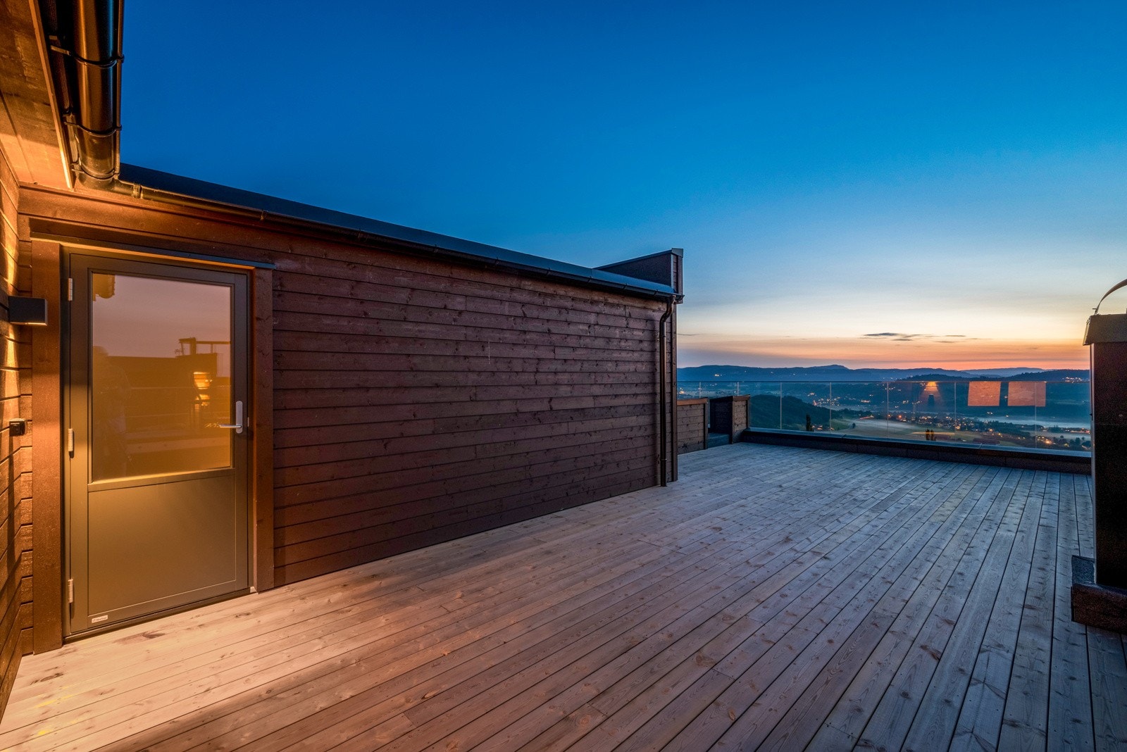 Fra takterrassen kan den vidstrakte utsikten og de fantastiske solforholdene nytes til det fulle. Galleribilde