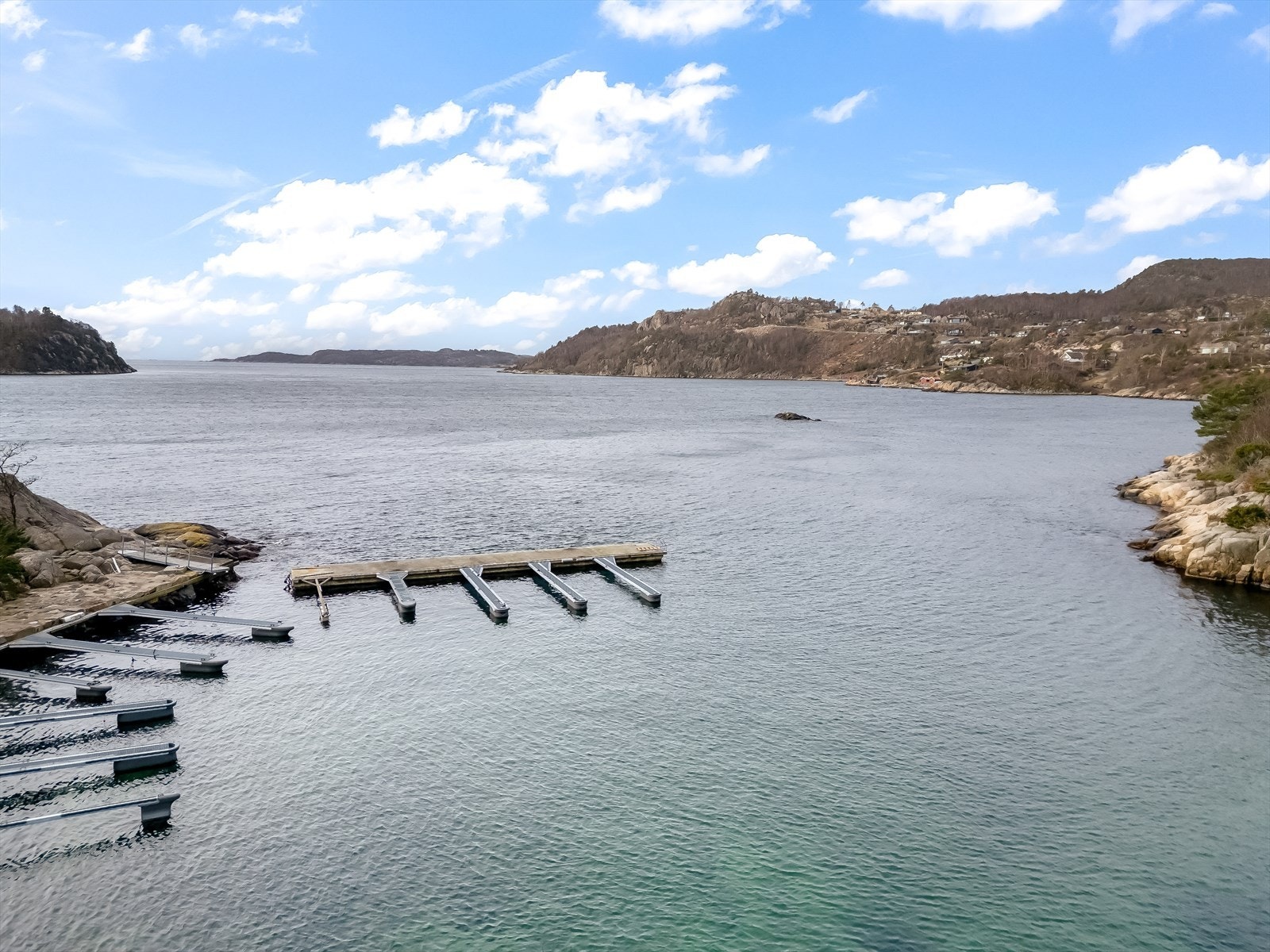 Felles område ved sjøen med båtplasser og felles sjøbod. Galleribilde