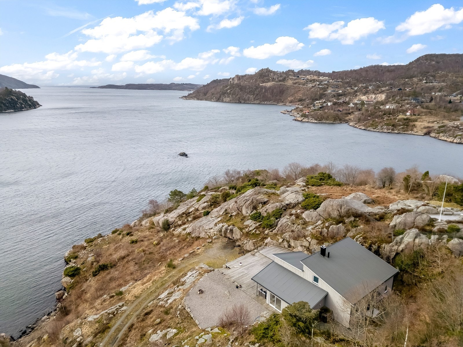 Hytta ligger usjenert til i et veletablert hyttefelt. Flott utsikt til sjøen. Galleribilde