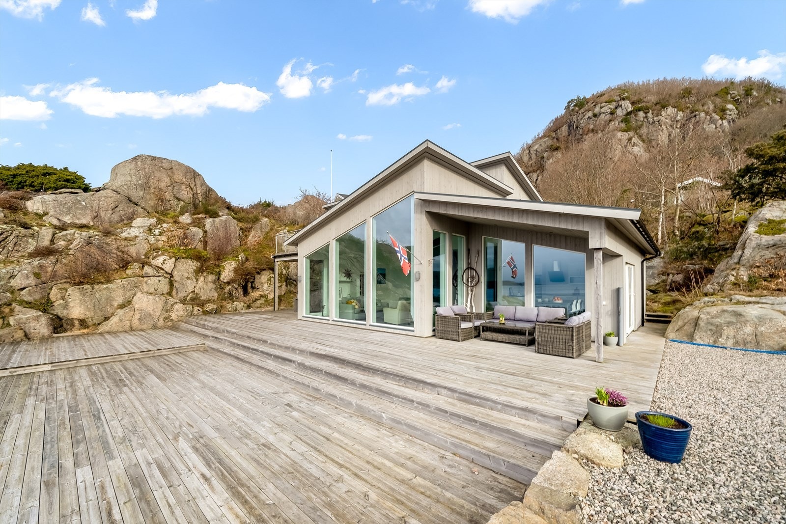 Stor terrasse foran hytten. (Tidligere nedfelt basseng på betongfundament) Galleribilde