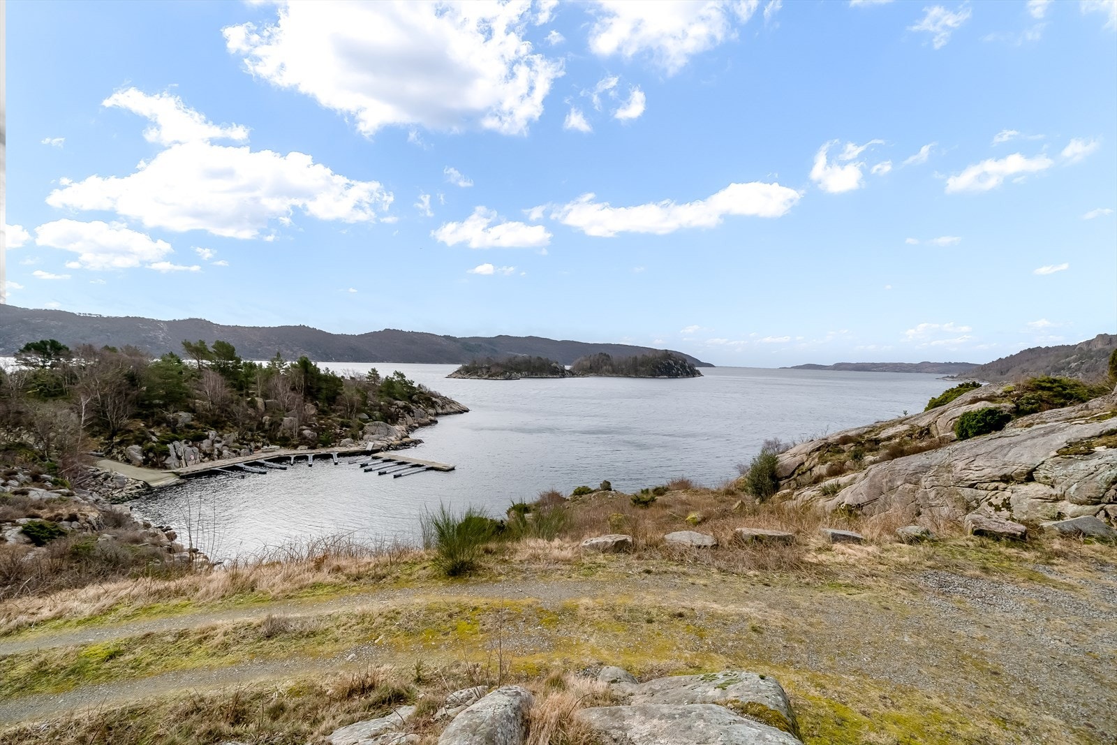 Utsikt fra nedre del av tomt/veiadkomst. Galleribilde