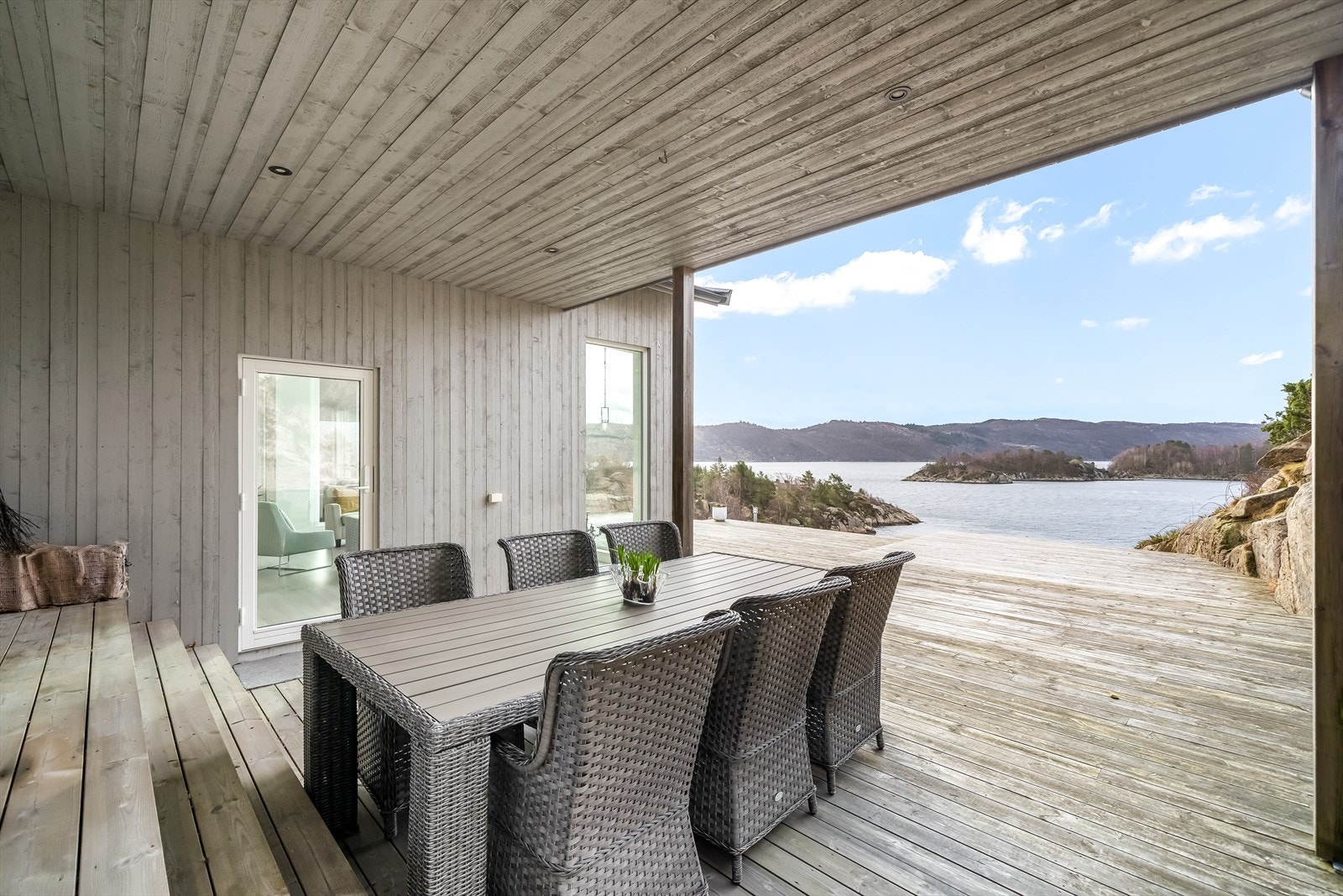 Flere fine uteplasser på terrassen. Galleribilde