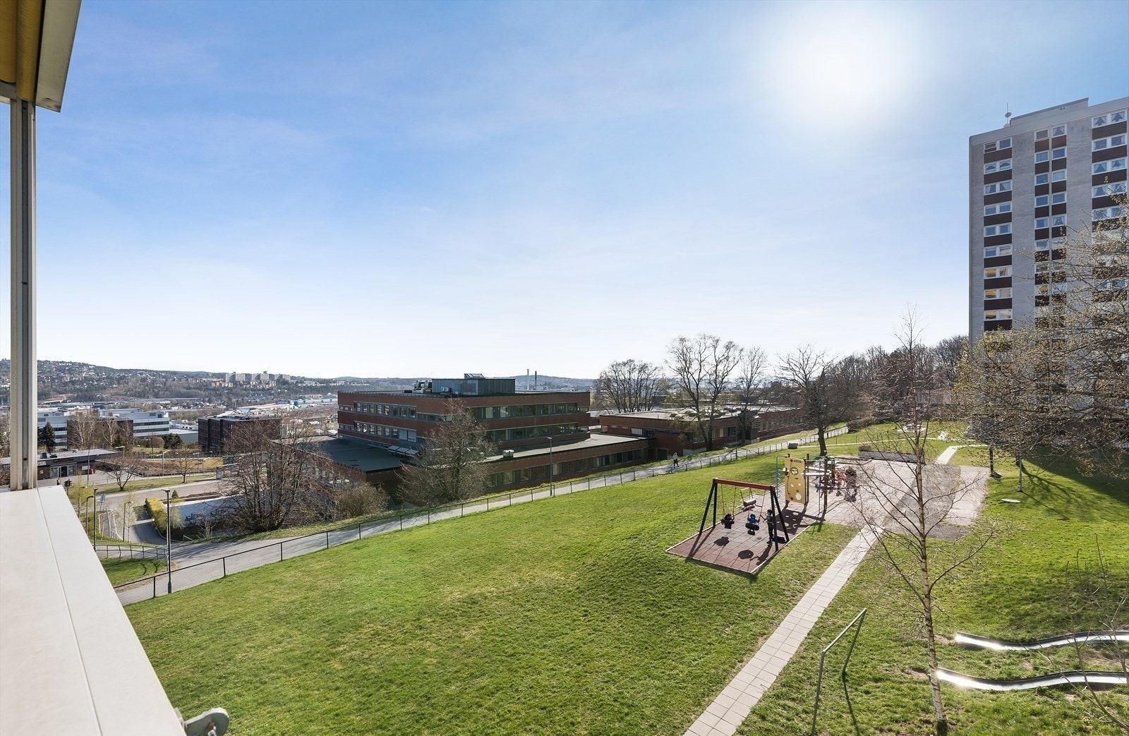 Området er pent opparbeidet med grøntarealer og lekeplass Galleribilde