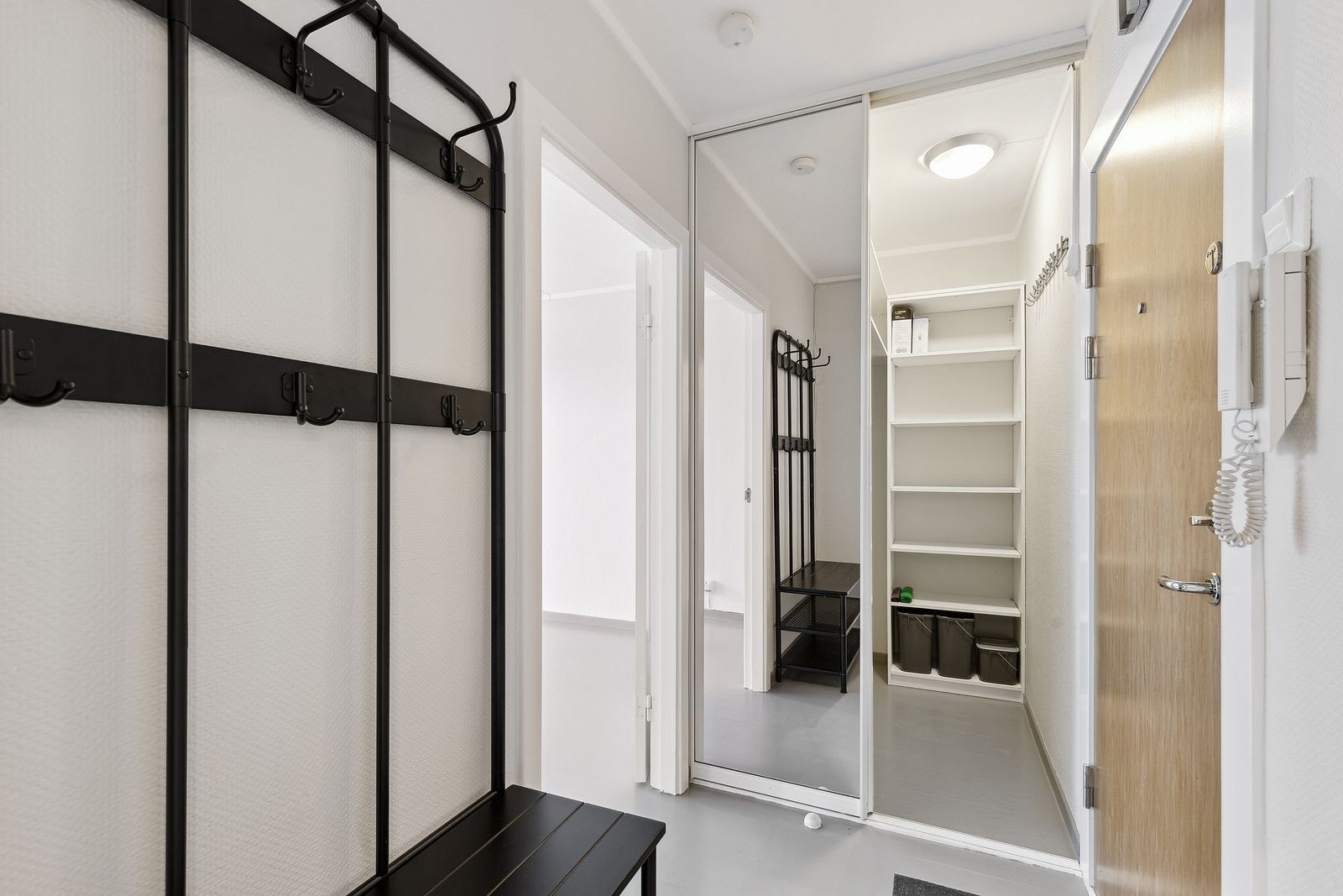 Velkommen inn! Entre med skyvedørgarderobe Galleribilde