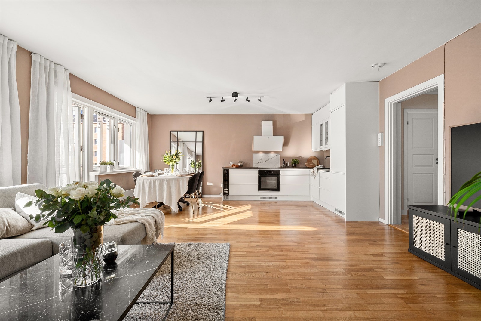 Robin Lauritzen v/ Krogsveen Eiendomsmegling har gleden av å presentere Birch-Reichenwalds gate 26! Galleribilde