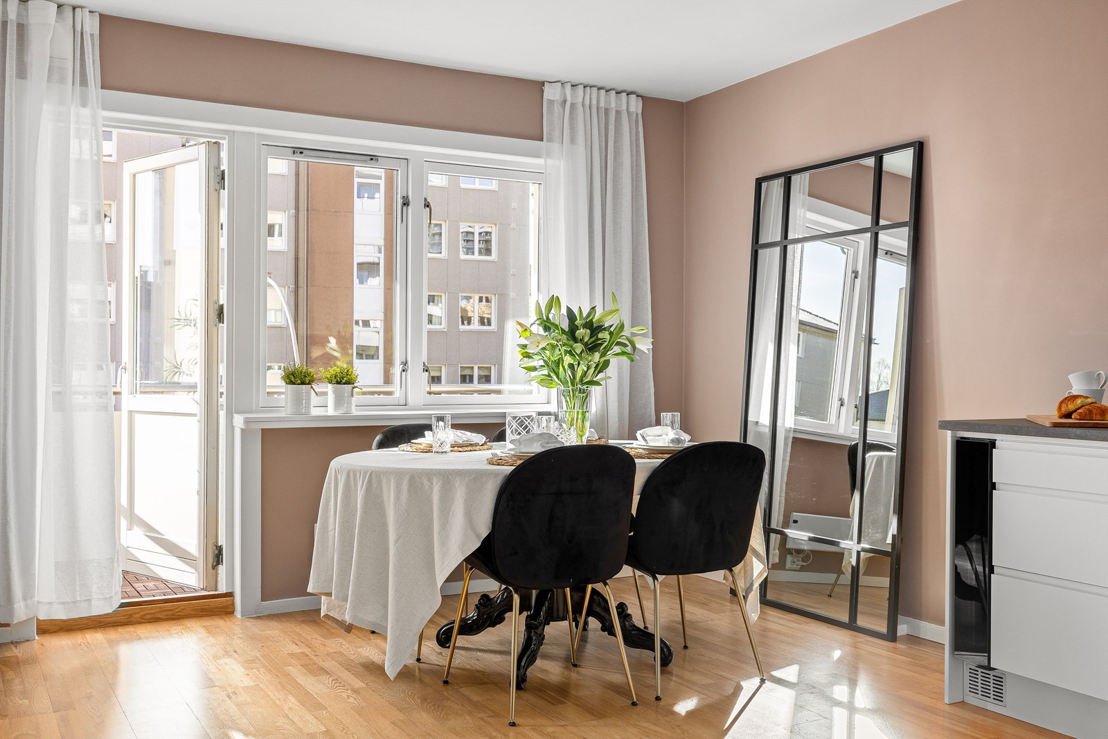 Fra stuen er det også utgang til boligens balkong. Galleribilde