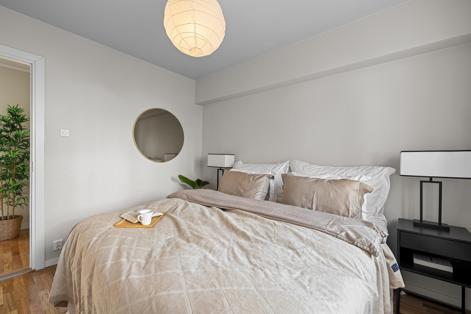 Rommet er malt i en lys og nøytral nyanse som er perfekt for soverommets atmosfære. Galleribilde