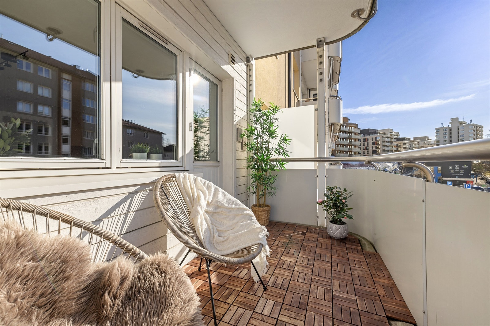 Med gode solforhold kan man nyte årets varmere dager ute, og på sommeren funker den som en forlengelse av stuen. Galleribilde