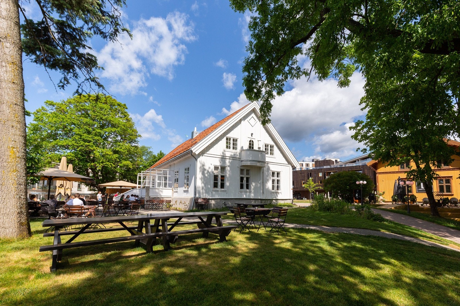 Beliggenheten er perfekt for deg som ønsker en kombinasjon av en sentral beliggenhet og et grønt, rolig bomiljø. Galleribilde