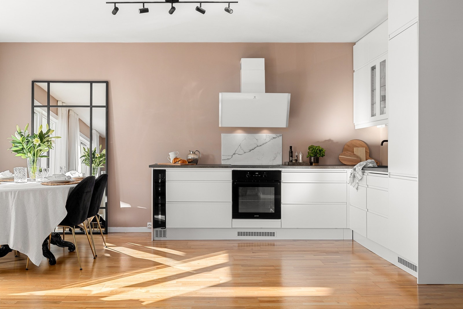 Kjøkkenet er stilrent og tidløst med glatte fronter og laminat benkeplate med nedfelt vask. Galleribilde