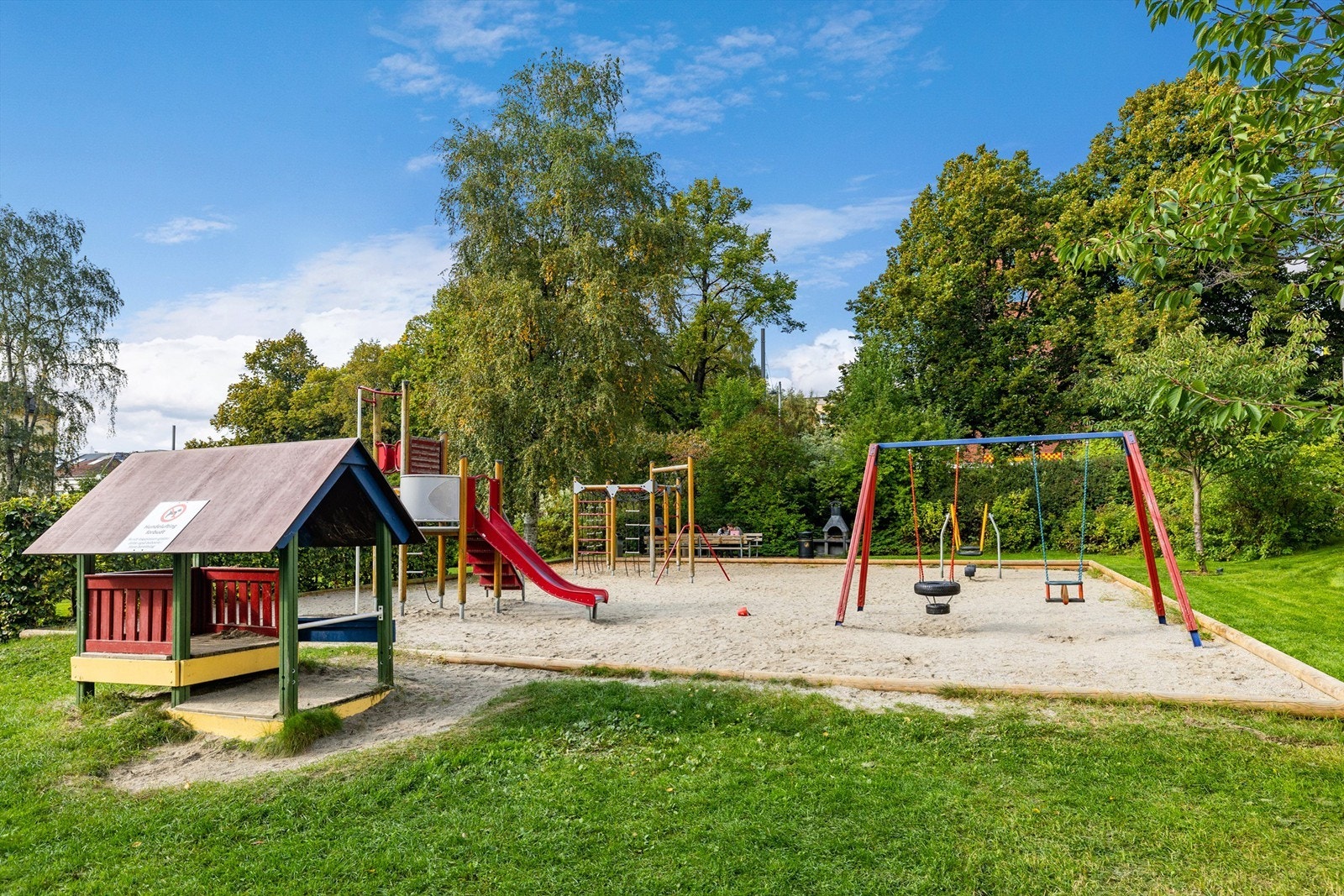 Området er barnevennlig og har flotte uteområder, herunder felles grillplass, lekeplass og store gressplener. Perfekt plass å nyte de solfylte dagene. Galleribilde