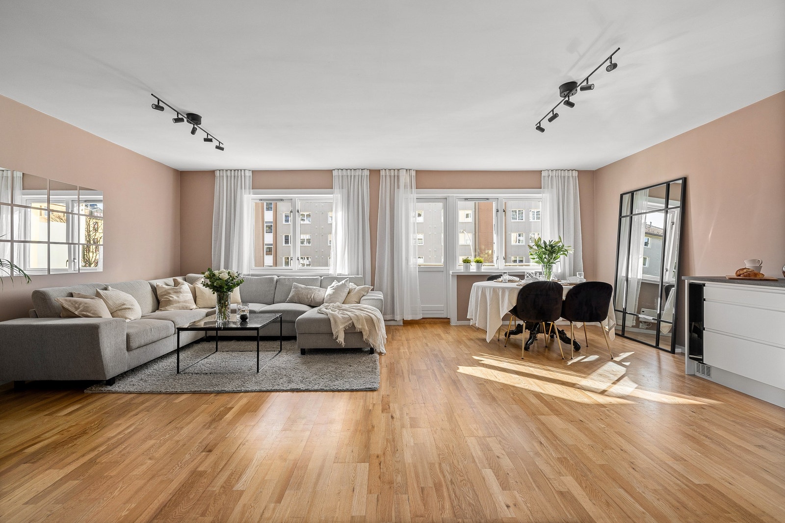 En romslig og lys 3-roms leilighet midt på Storo, med smart planløsning, kort vei til alt du trenger og en sjarmerende balkong. Galleribilde