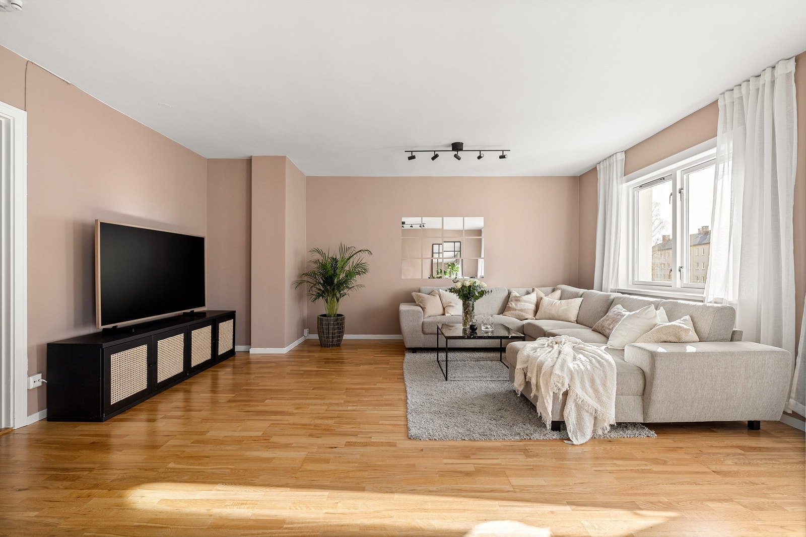 Her er det rikelig med lysinnslipp fra store vindusflater som skaper en åpen og luftig romfølelse. Galleribilde