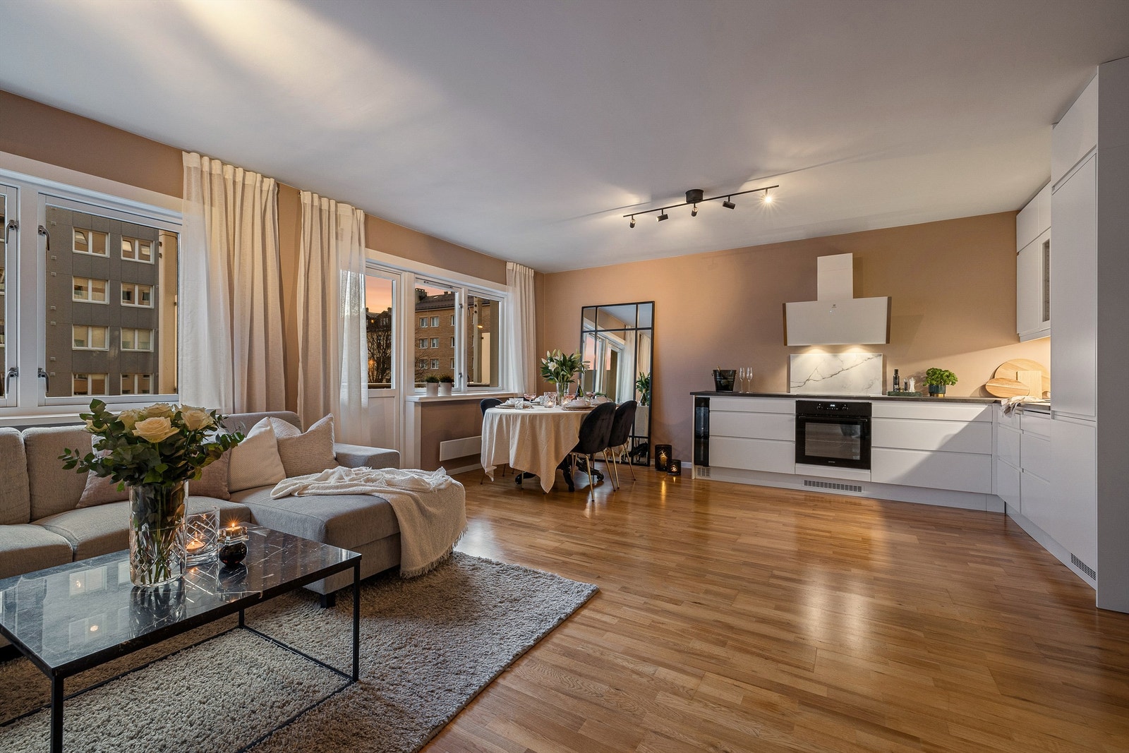 Kjøkkenet komplementerer rommet og de hvite frontene gjør at rommet deles naturlig inn i to soner. Galleribilde