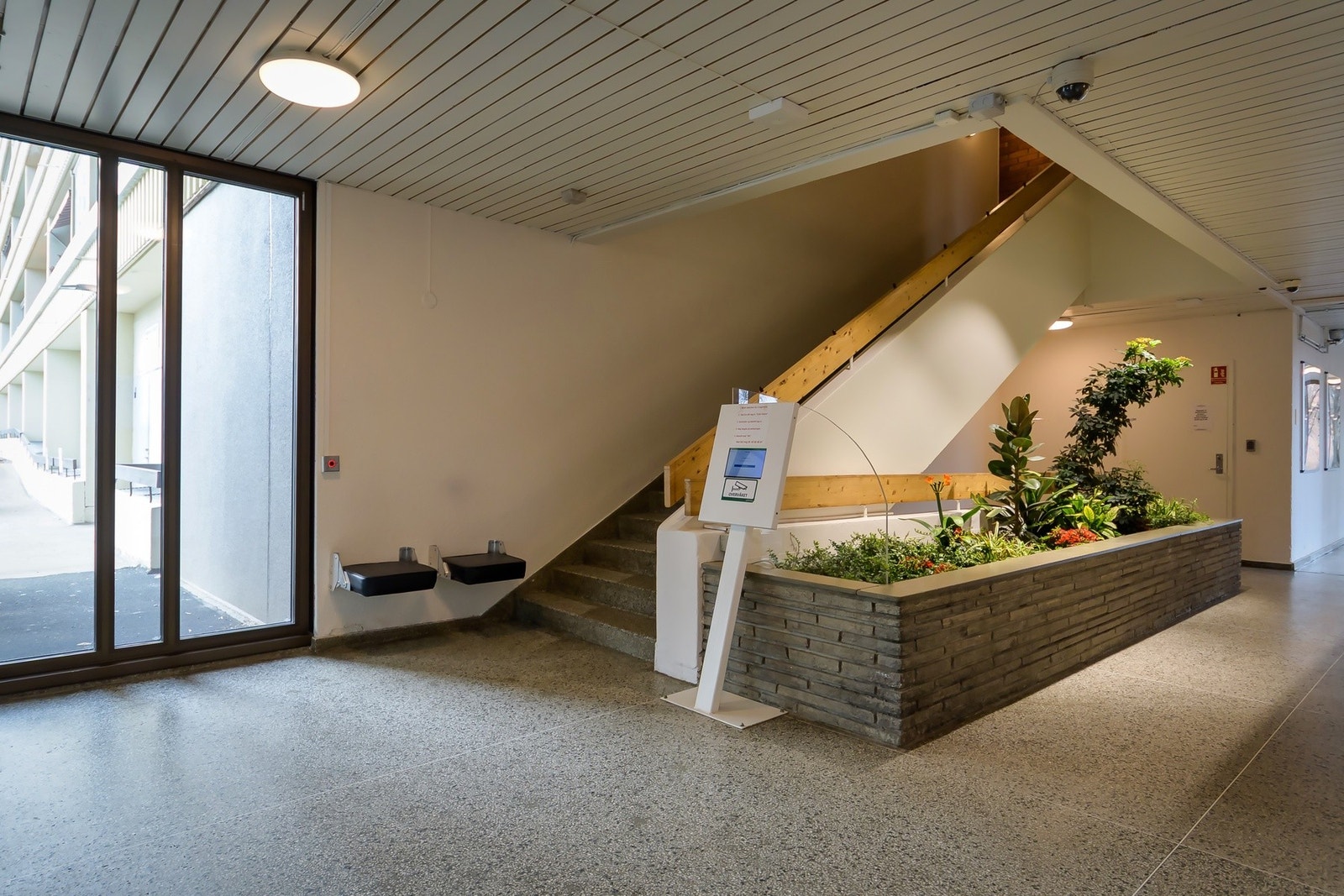Hyggelig inngangsparti i blokken. Galleribilde