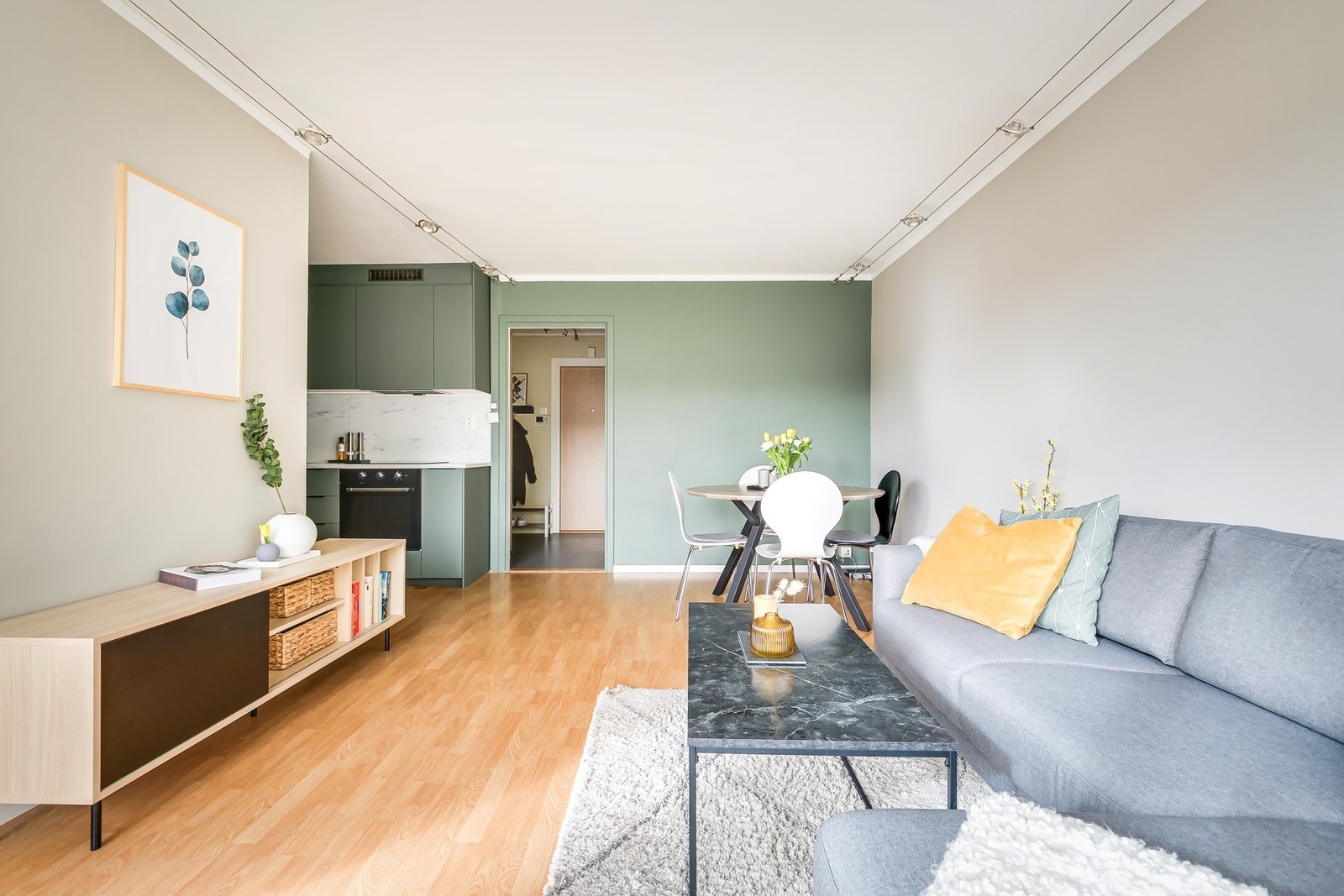 God plass til mediemøbler og en naturlig plassering av TV mot vegg. Galleribilde